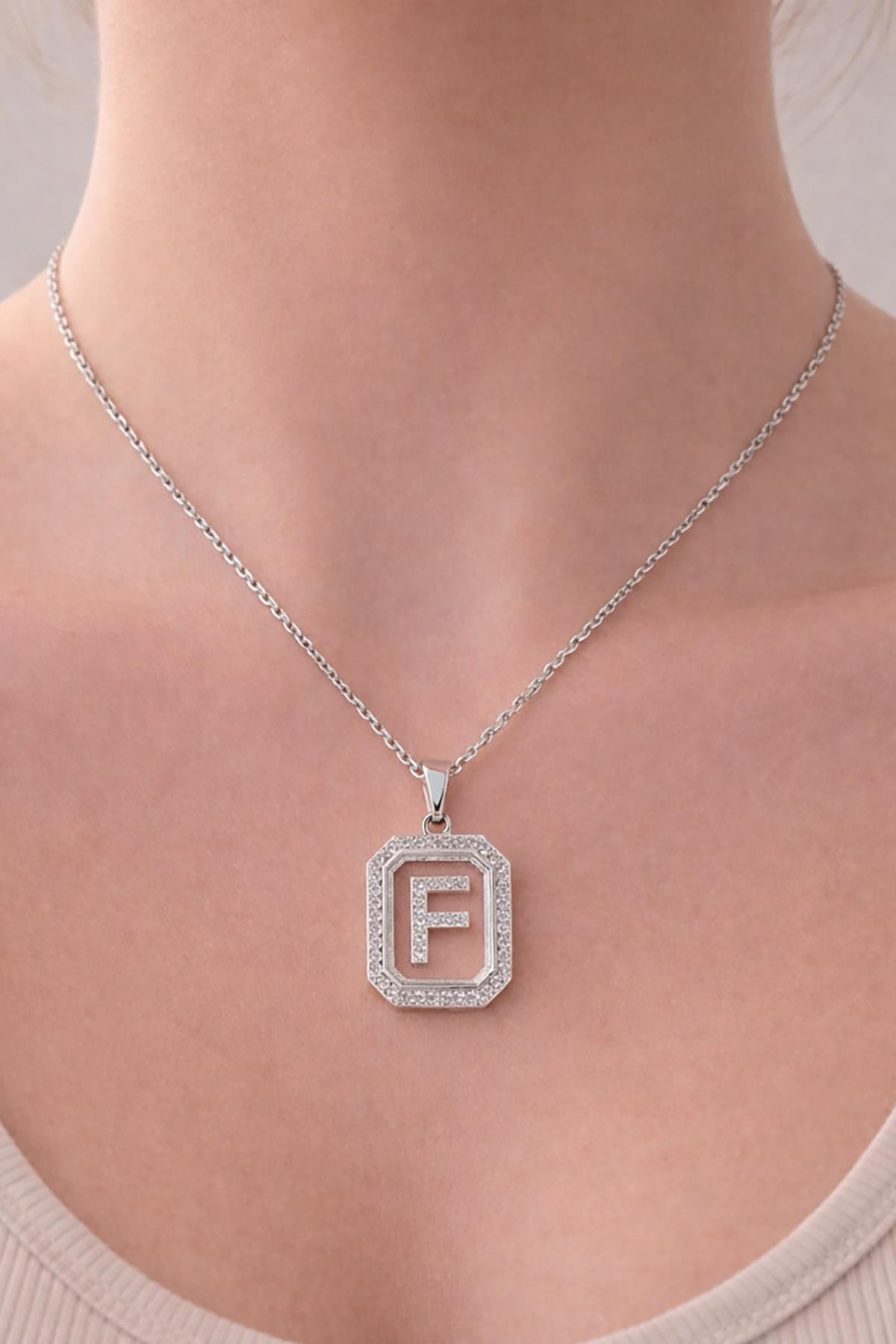 Gümüş Renk F Harf Taş Detaylı Çelik Kolye