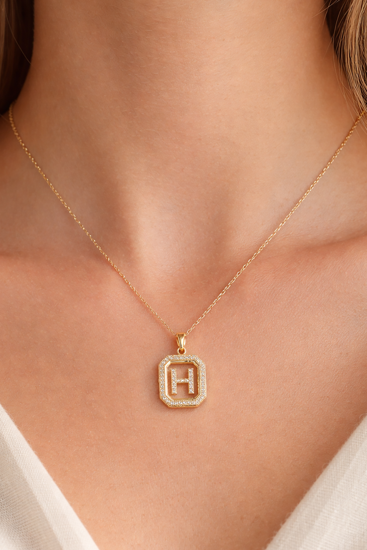 Altın Renk H Harf Taş Detaylı Çelik Kolye