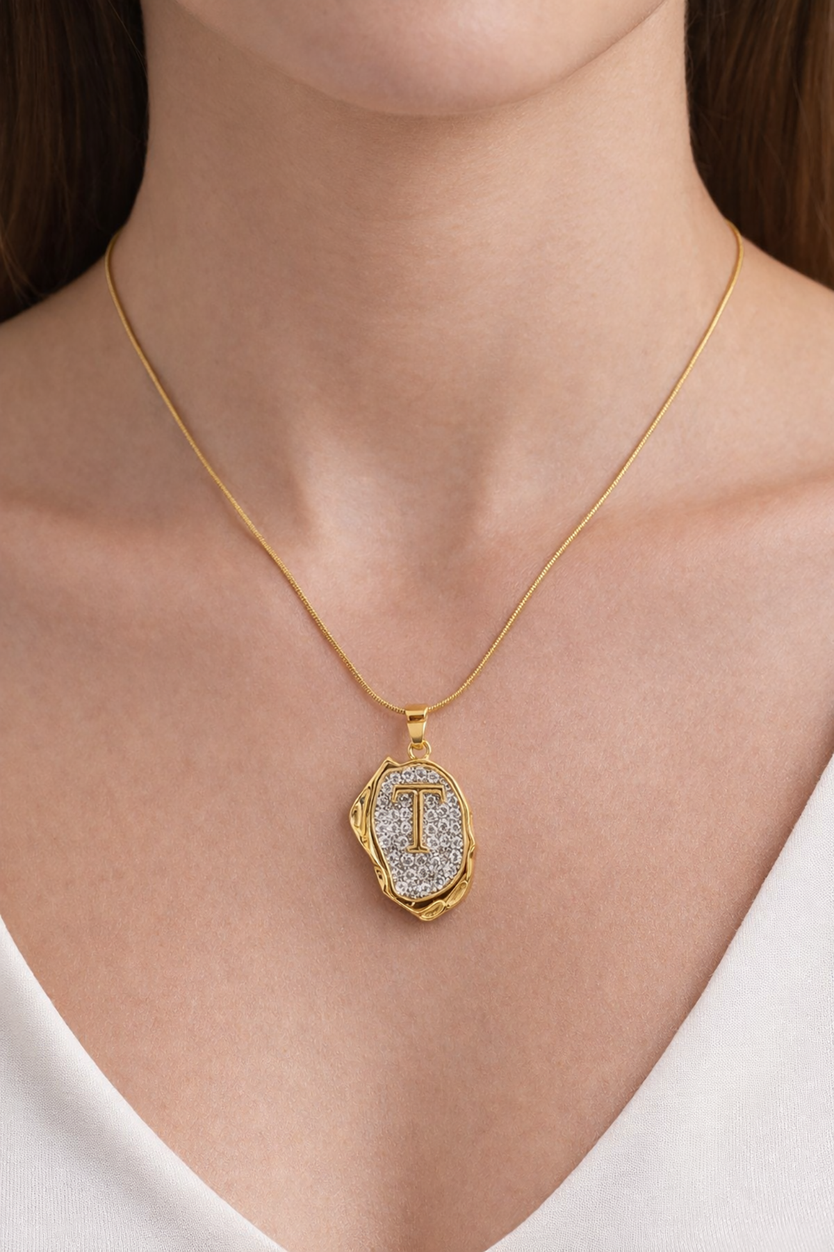 Altın Renk T Harf Taş Detaylı Çelik Kolye