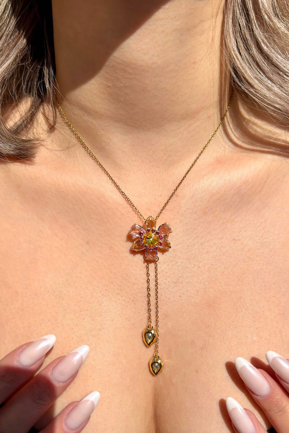 Altın Renk Çiçek Figürlü Taş Detaylı Çelik Kolye