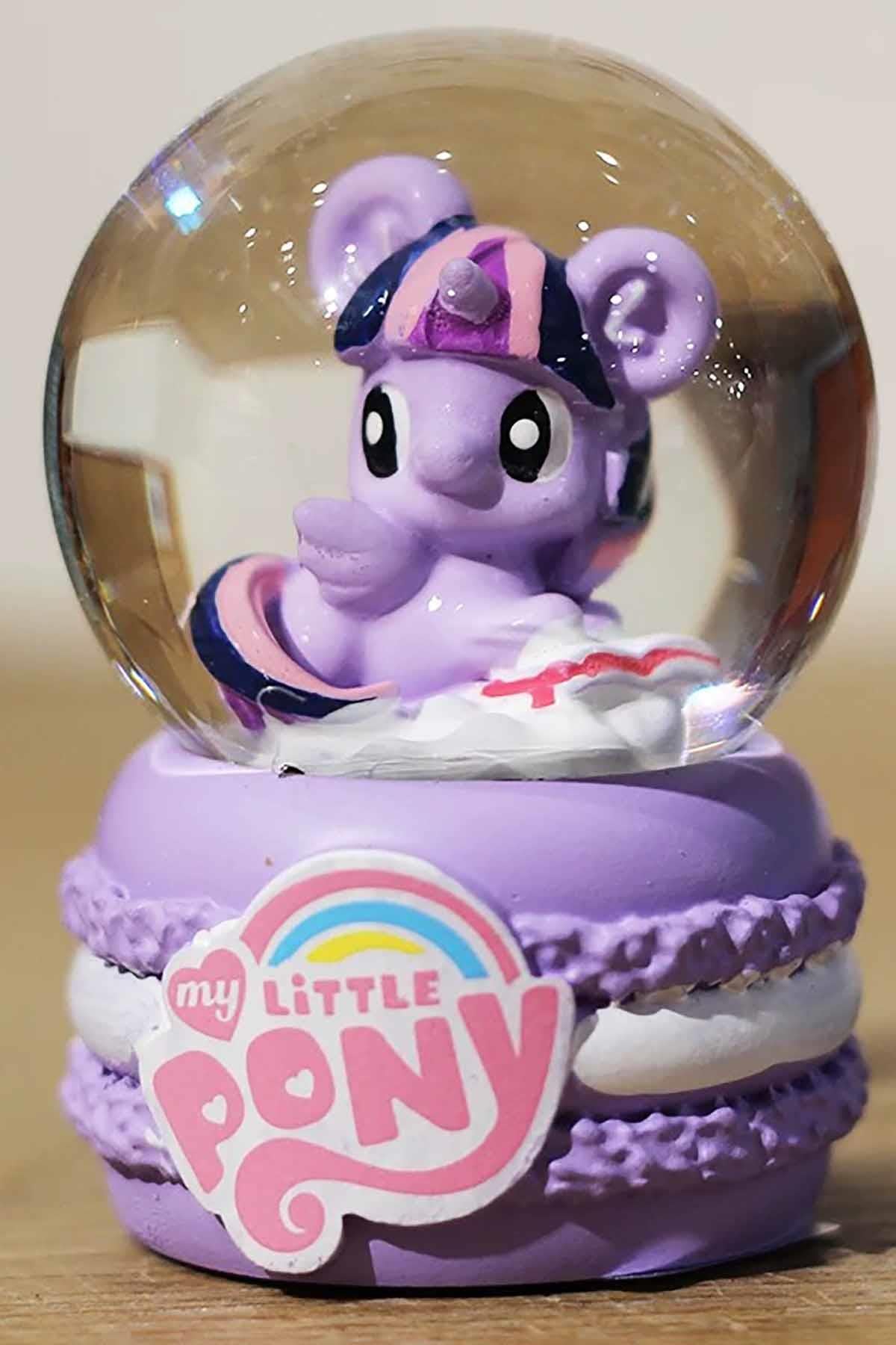 Mor Renk Unicorn Figürlü Orta Boy Işıklı Kar Küresi