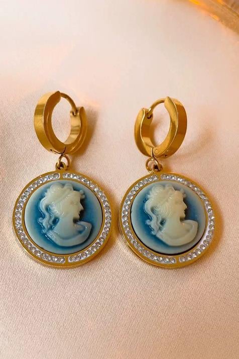 Altın Renk Kız Figürlü Çelik Küpe (Çift)