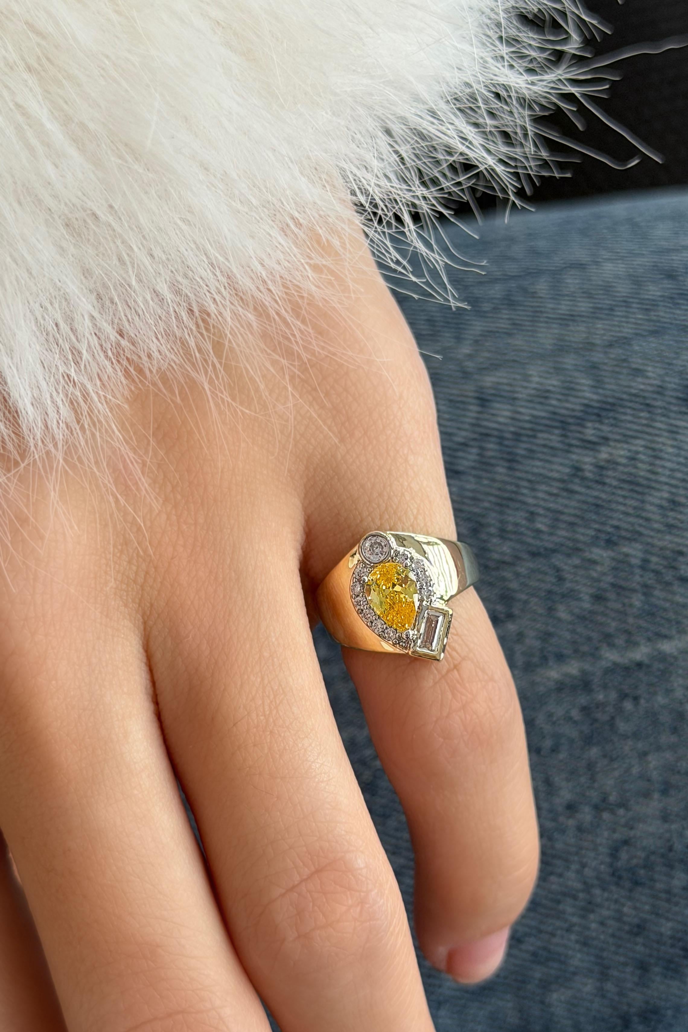 Altın Renk Taş Detaylı Ayarlanabilir Serçe Parmak Yüzüğü