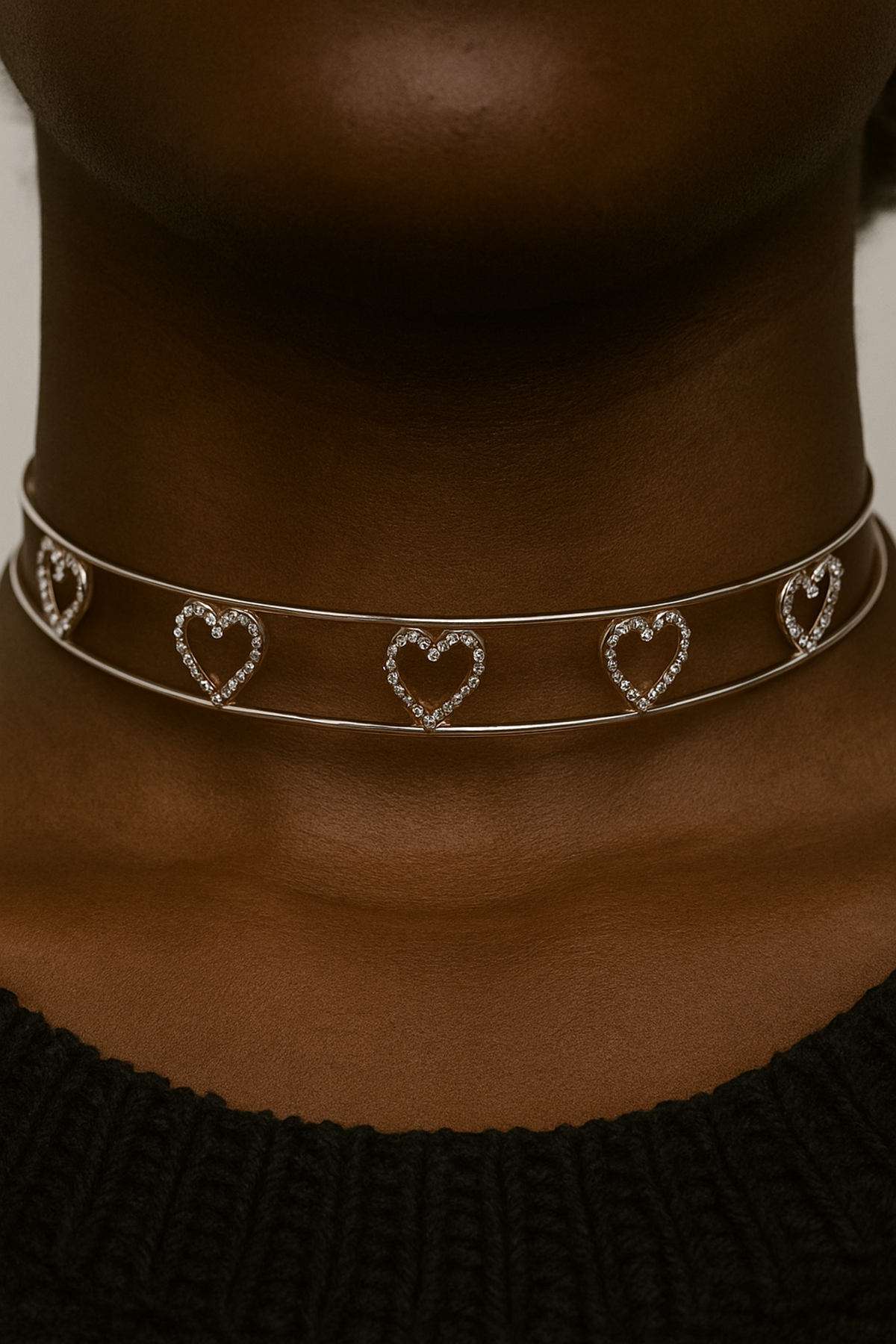 Gümüş Renk Kalp Figürlü Taş Detaylı Choker Kolye