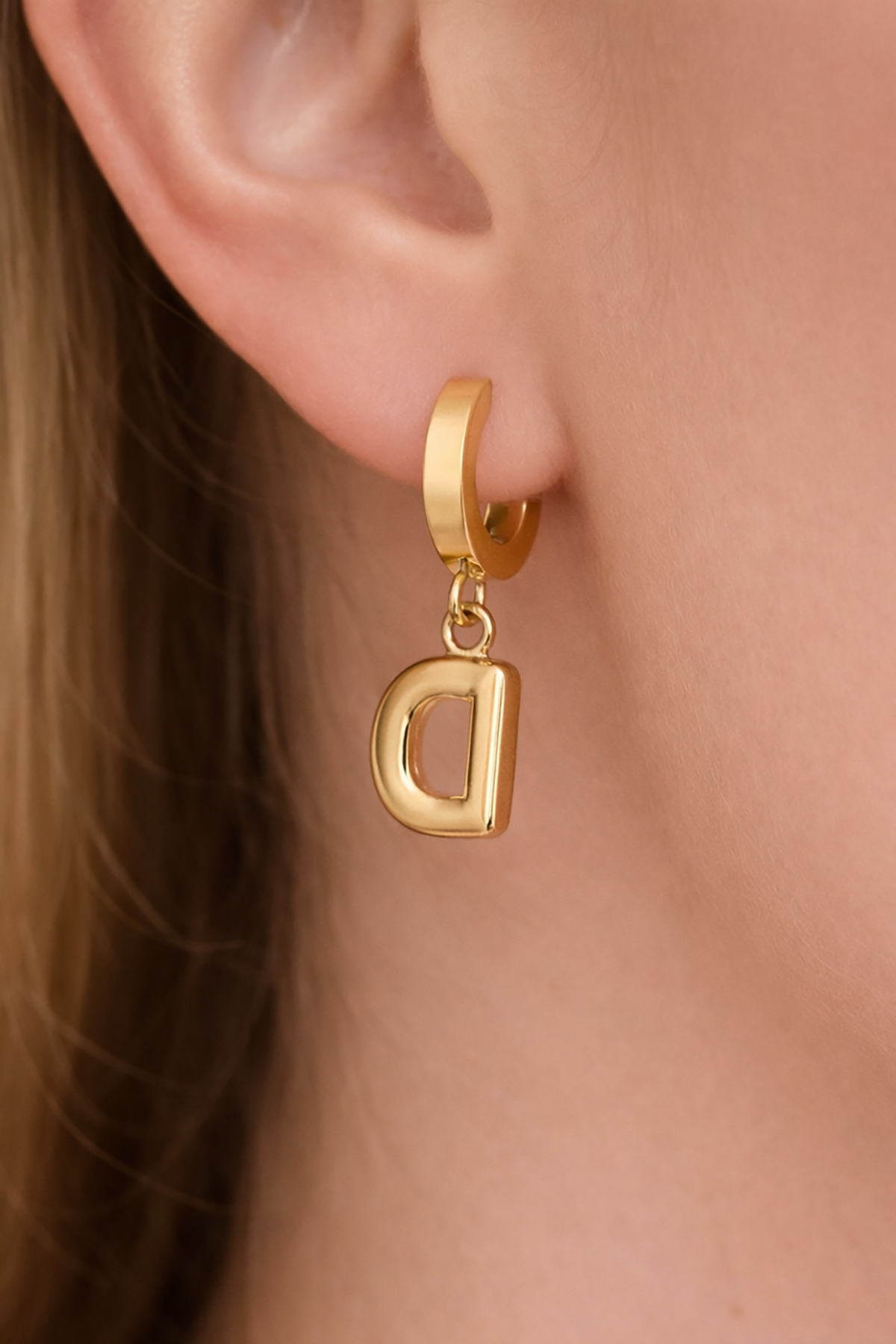 Altın Renk D Harf Çelik Küpe (Çift)