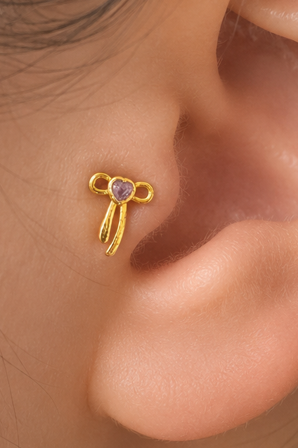 Altın Renk Kurdele Figürlü Taşlı Cerrahi Çelik Tragus/Kıkırdak Küpe/Piercing (Tek)