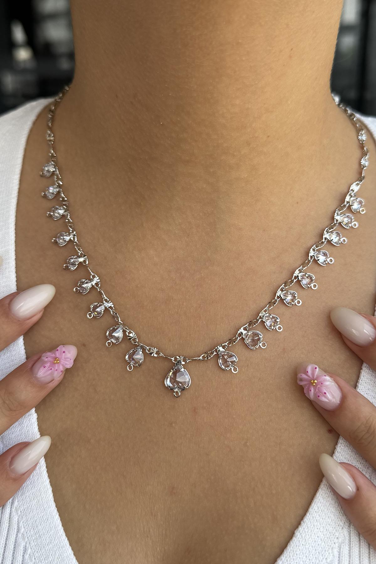 Gümüş Renk Kalp Figürlü Taş Detaylı Kolye