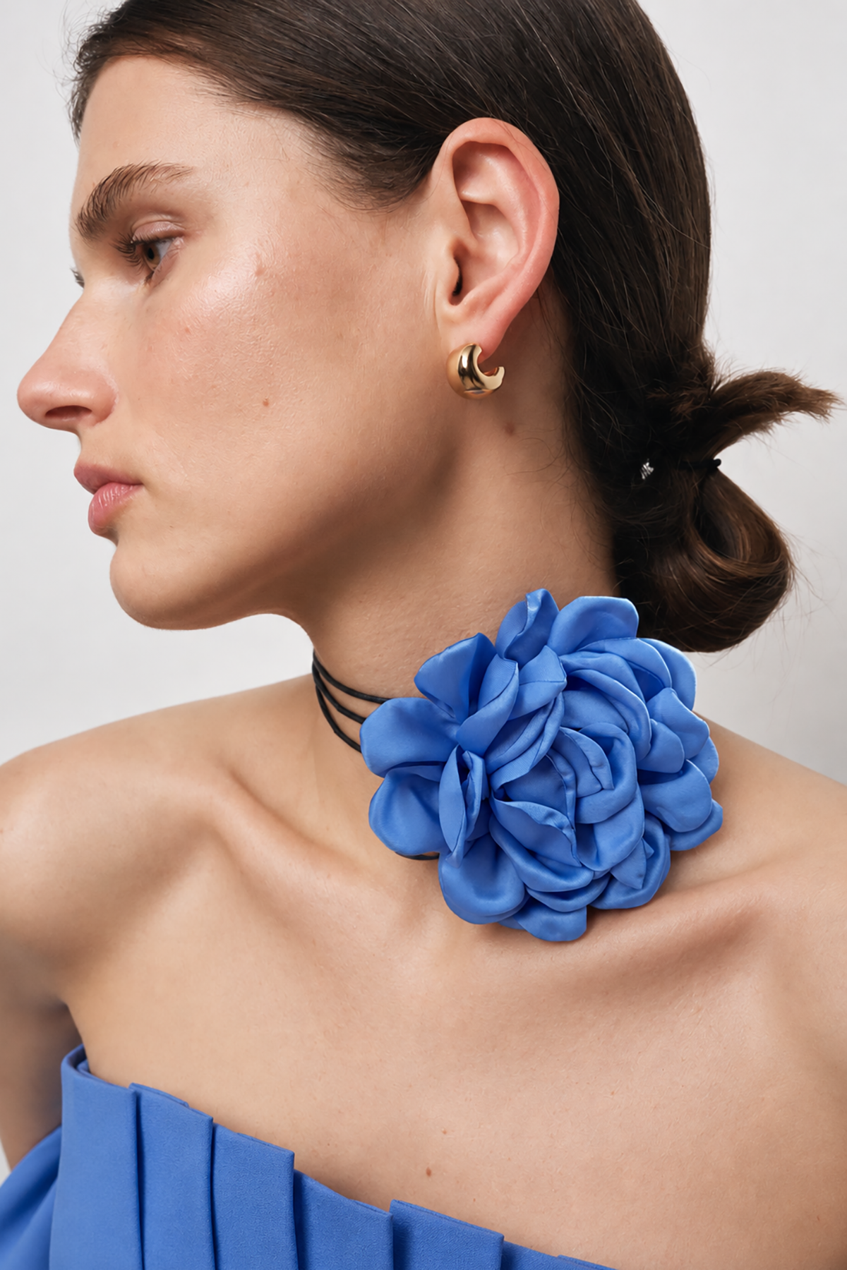Mavi Renk Gül Detaylı İpli Choker Kolye