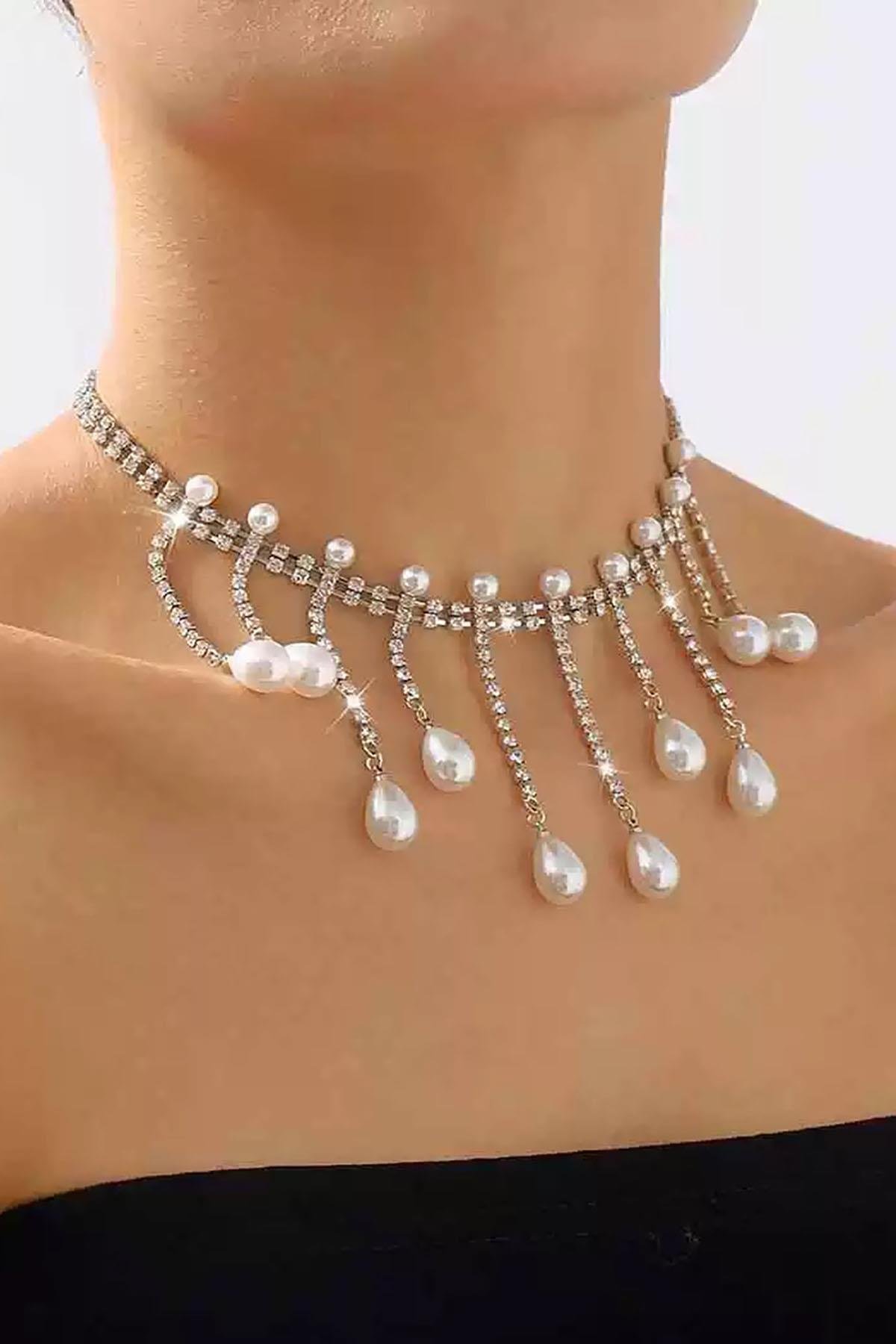 Gümüş Renk Taş Ve İnci Detaylı Tasarım Abiye Kolye