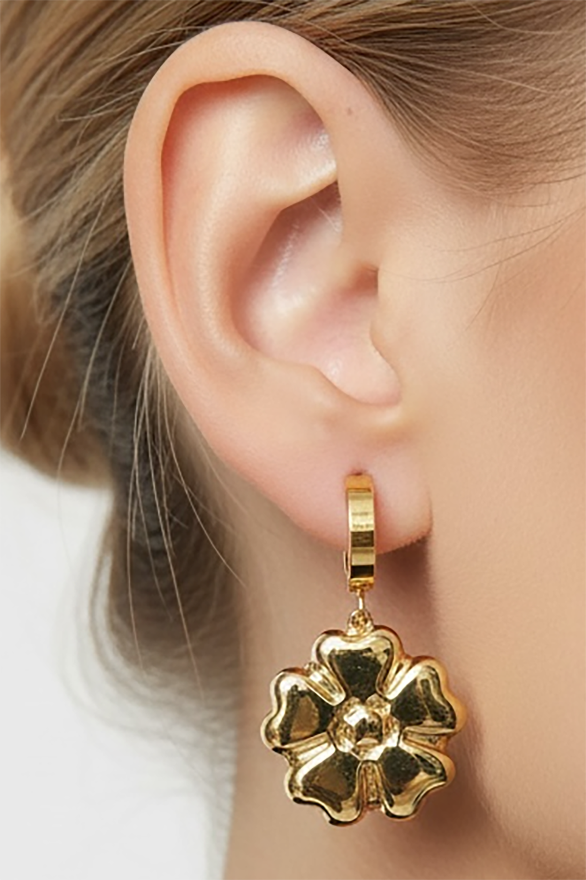 Altın Renk Çiçek Figürlü Çelik Küpe (Çift)