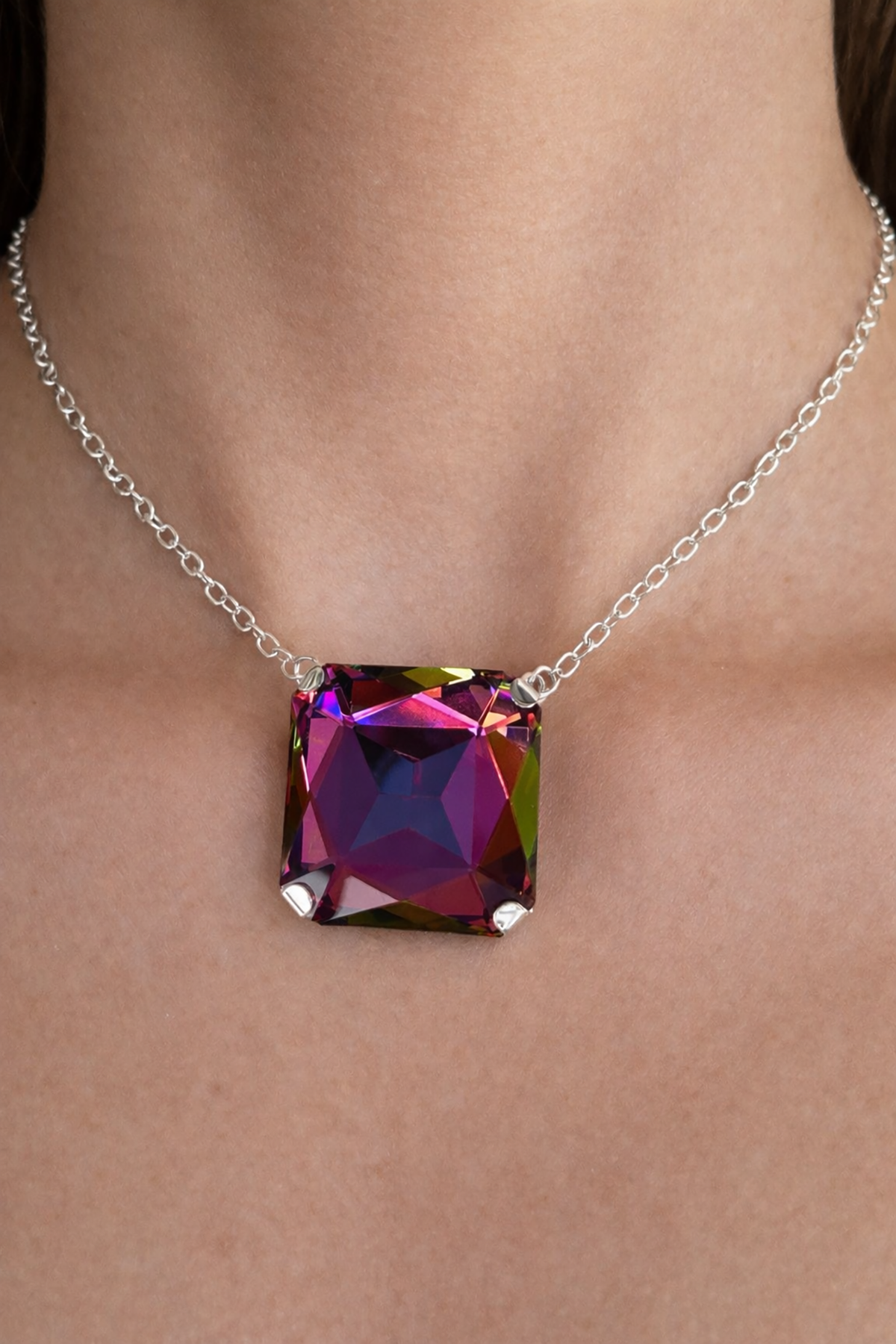 Gümüş Renk Taş Detaylı Tasarım Abiye Kolye