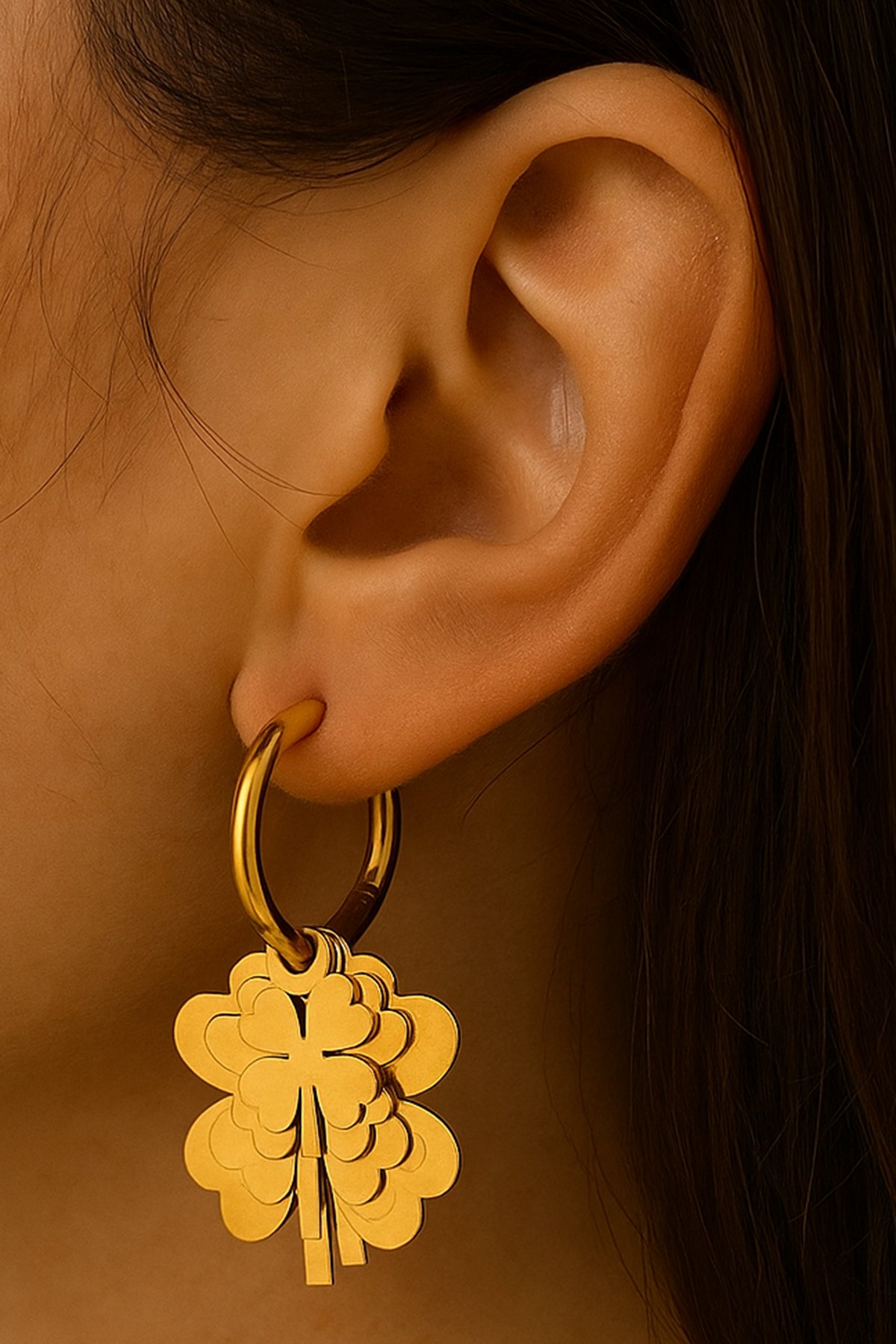 Altın Renk Yonca Figürlü Çelik Küpe (Çift)