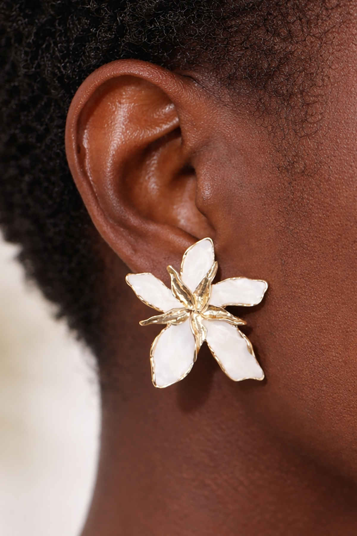 Altın Ve Beyaz Renk Çiçek Figürlü Küpe (Çift)