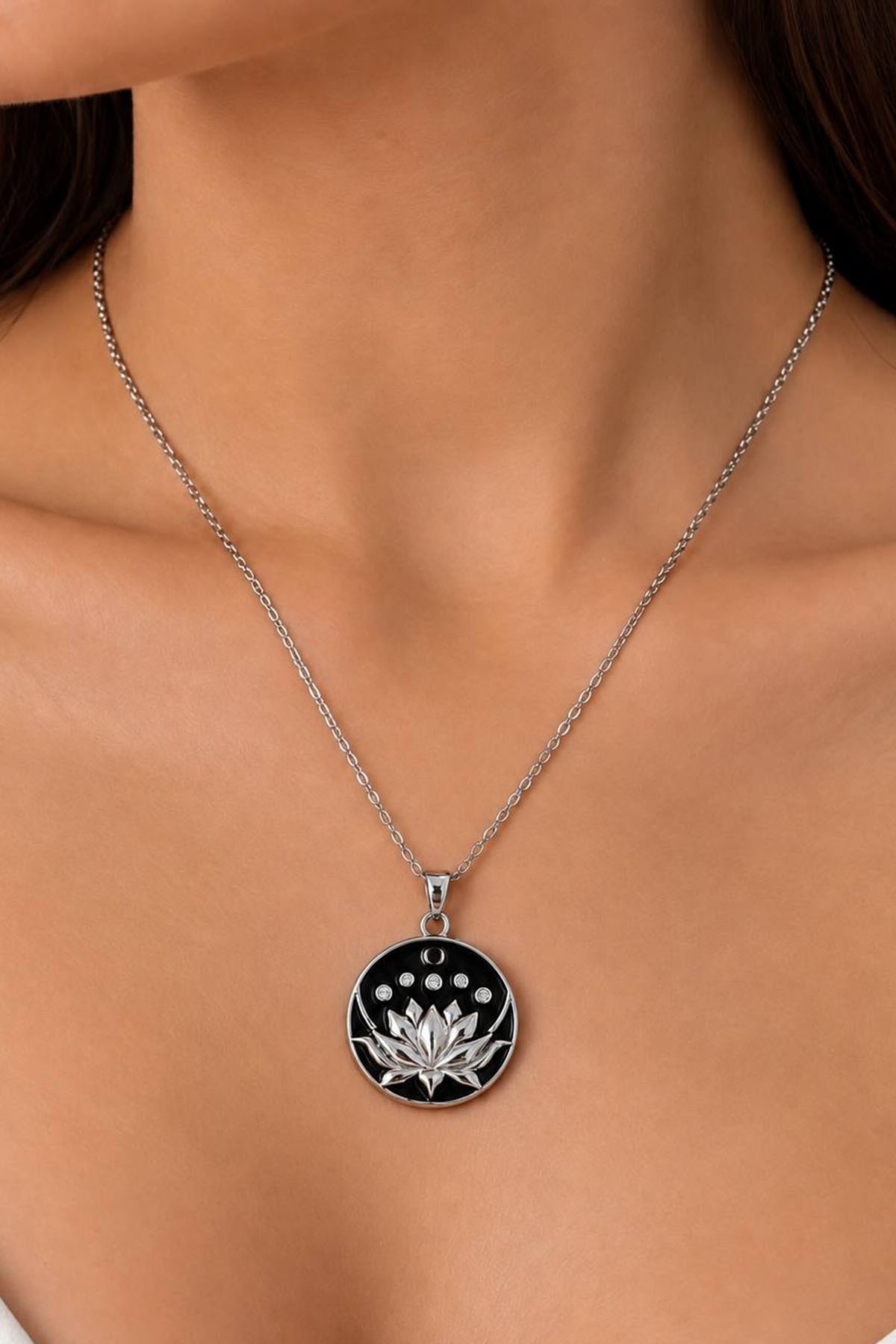 Gümüş Renk Çiçek Figürlü Taş Detaylı Tx Kolye