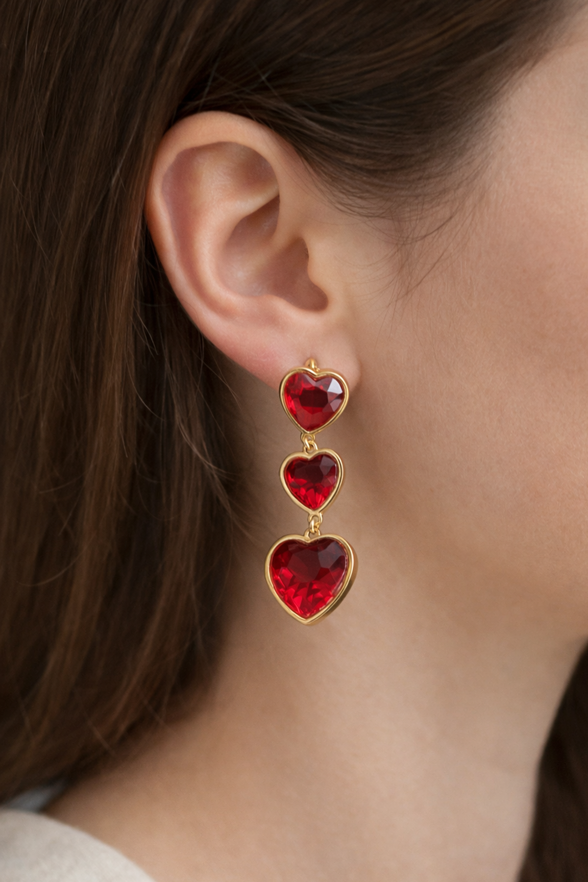 Altın Renk Kırmızı Kalp Detaylı Çelik Küpe (Çift)