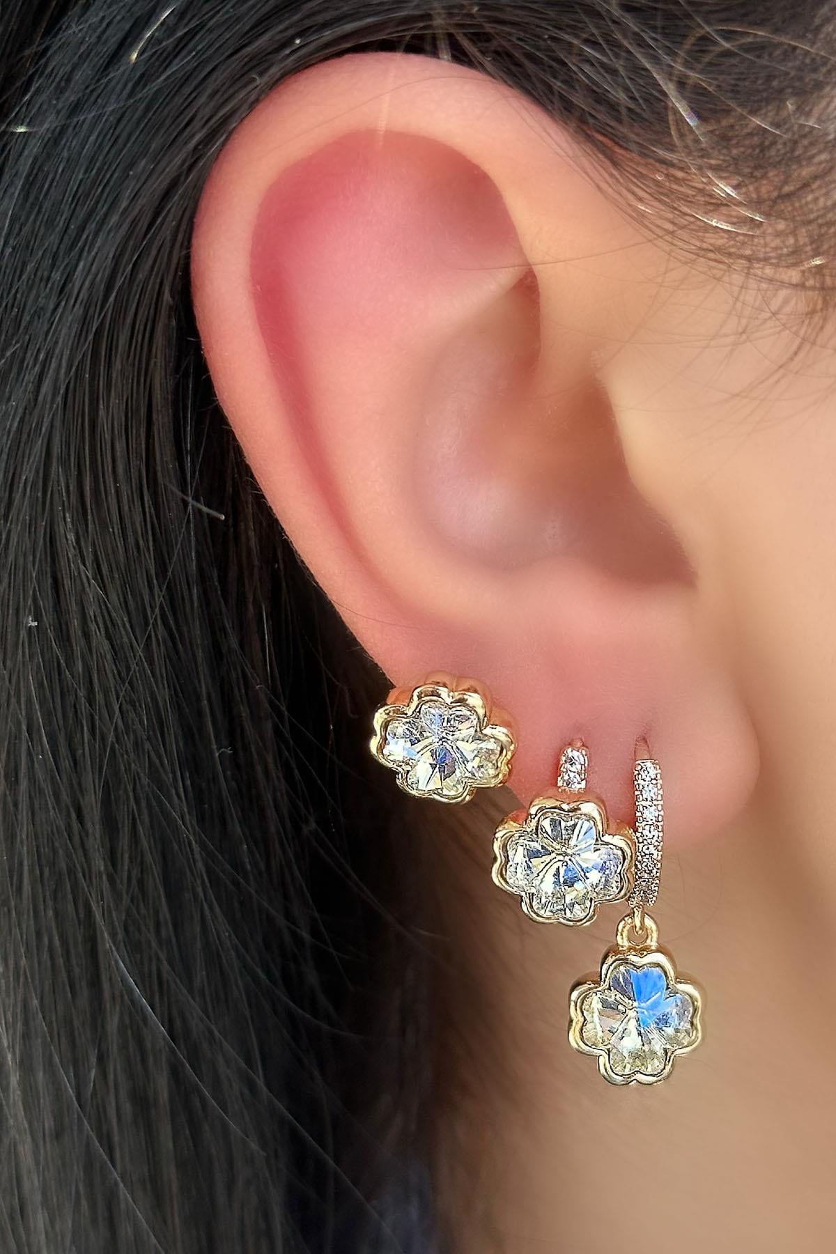 Altın Renk Çiçek Figürlü Taş Detaylı 3'lü YSX Küpe Set