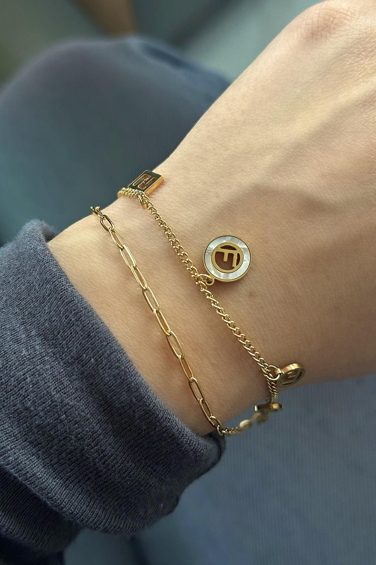 Altın Renk F Harfli Çelik Bileklik