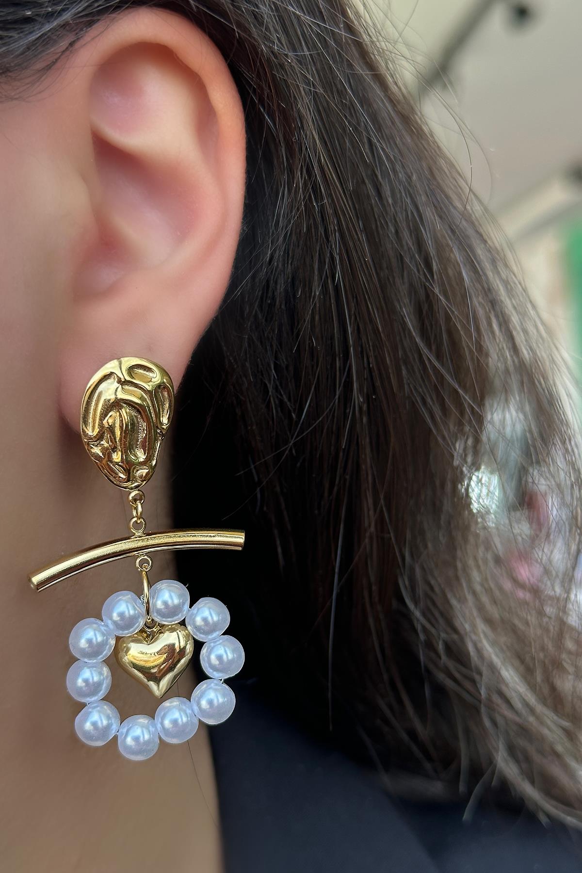 Altın Renk Kalp Figürlü İnci Detaylı Çelik Küpe (Çift)