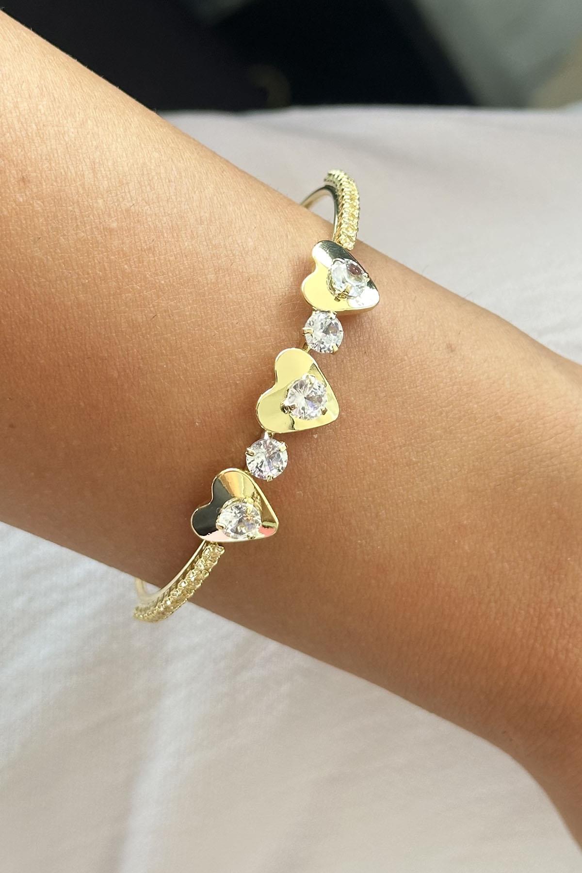 Altın Renk Kalp Figürlü Taş Detaylı Kelepçe Bileklik