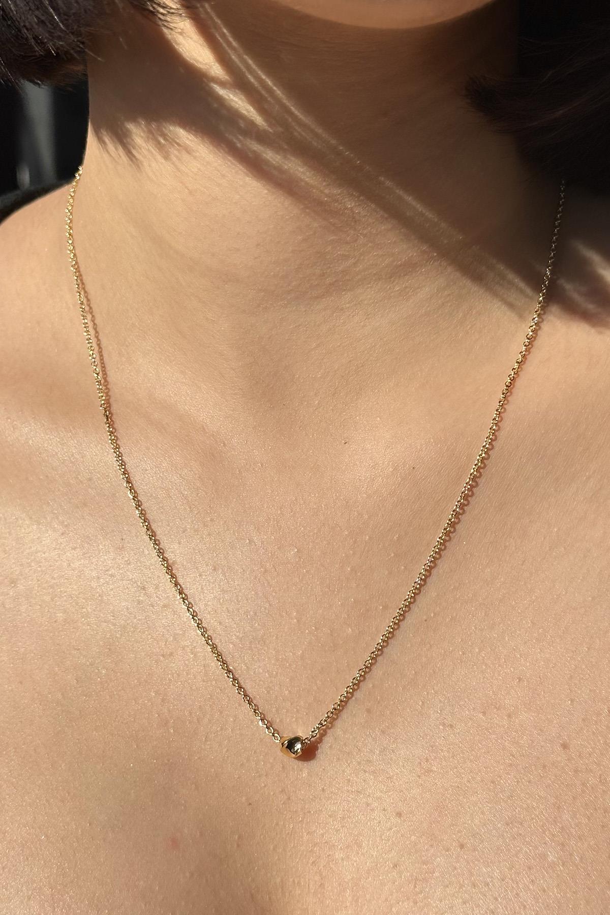 Altın Renk Top Detaylı Kolye