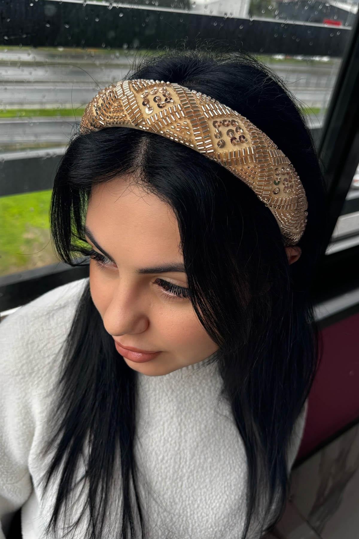 Altın Renk Kristal Boncuk Detaylı Taç