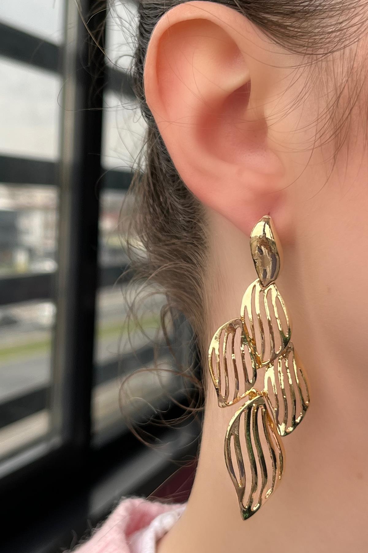 Altın Renk Sallantılı Metal Küpe (Çift)