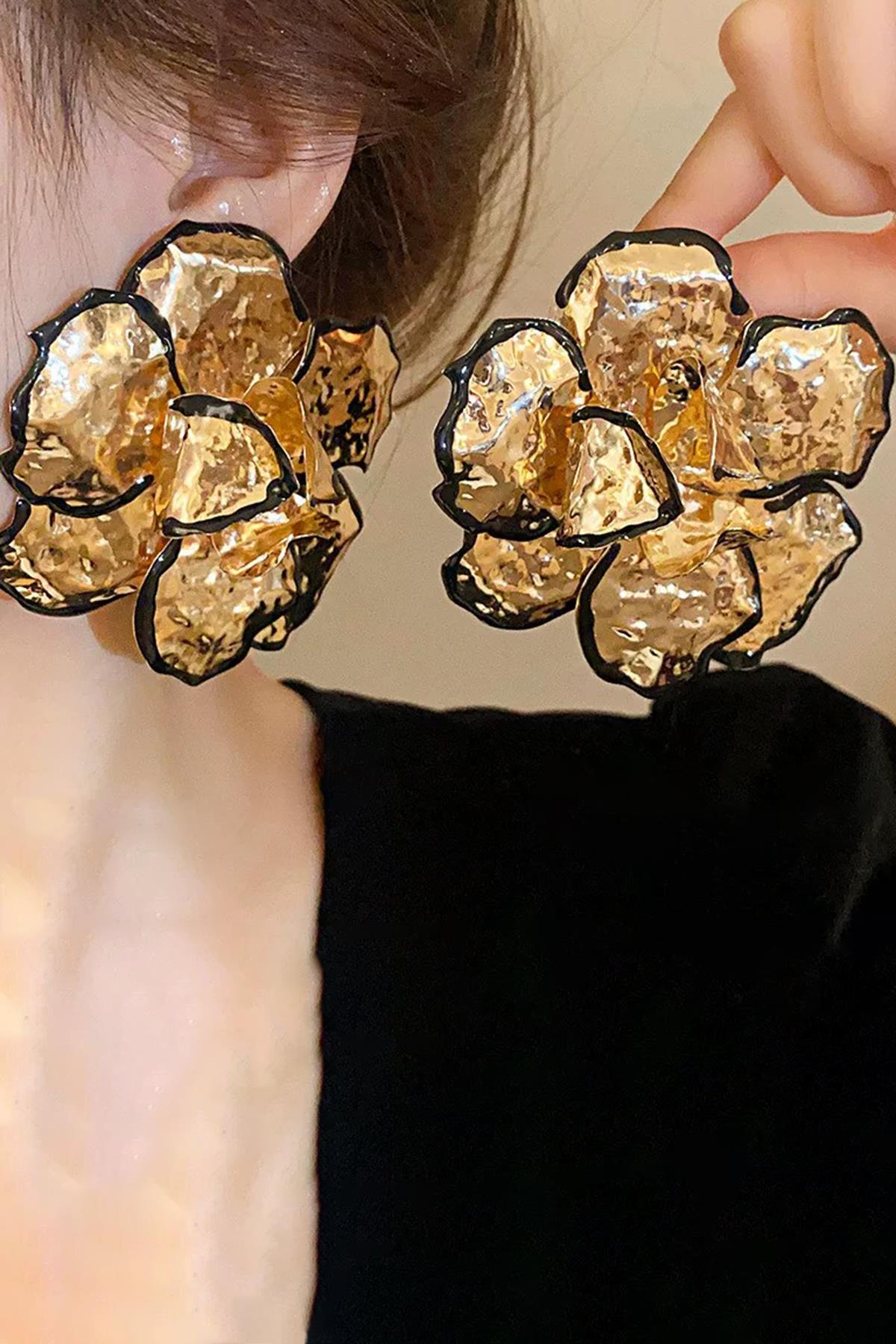 Altın Ve Siyah Renk Çiçek Figürlü Tasarım Küpe (Çift)