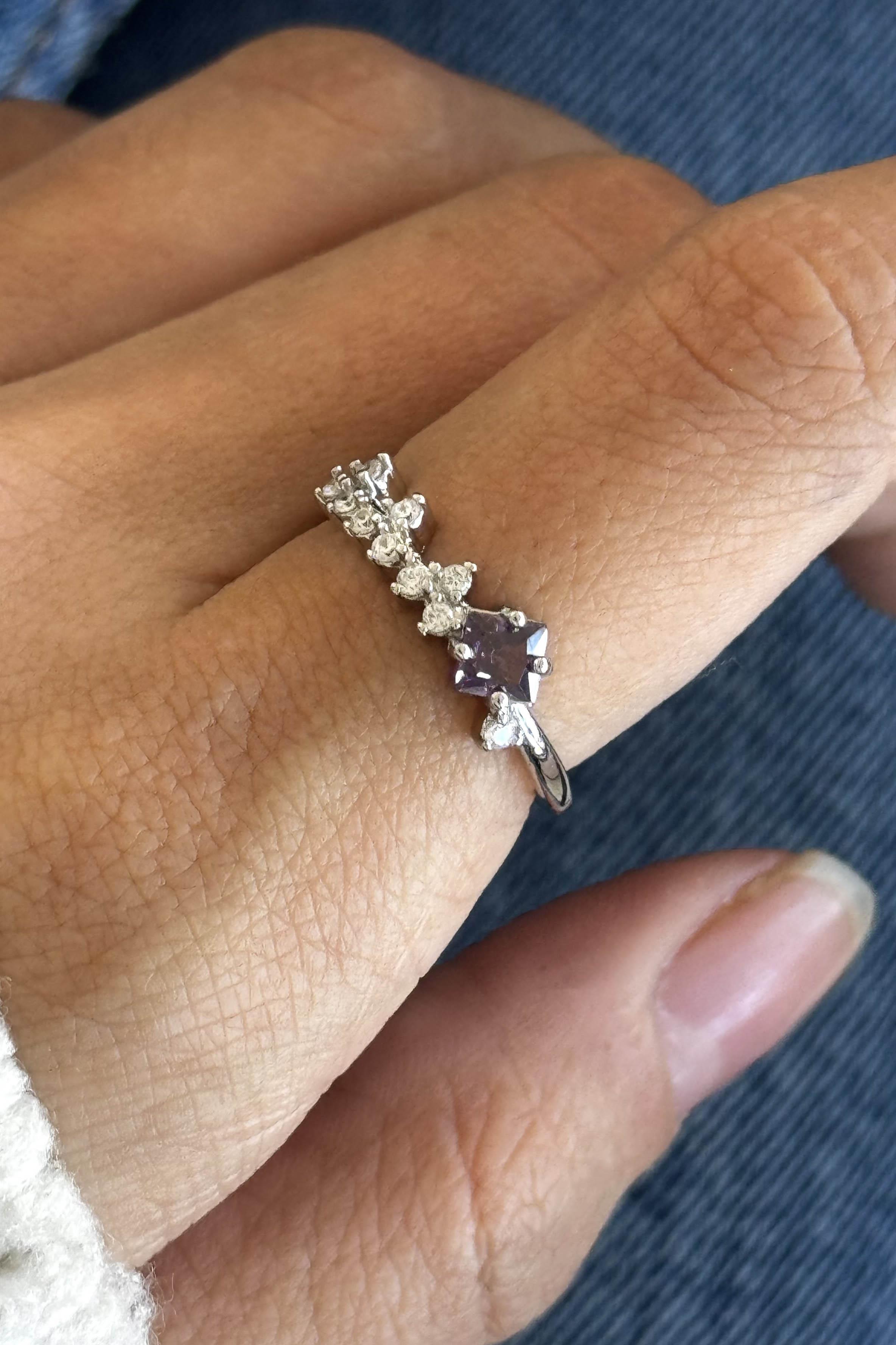 Gümüş Renk Taş Detaylı Ayarlanabilir Çelik Yüzük