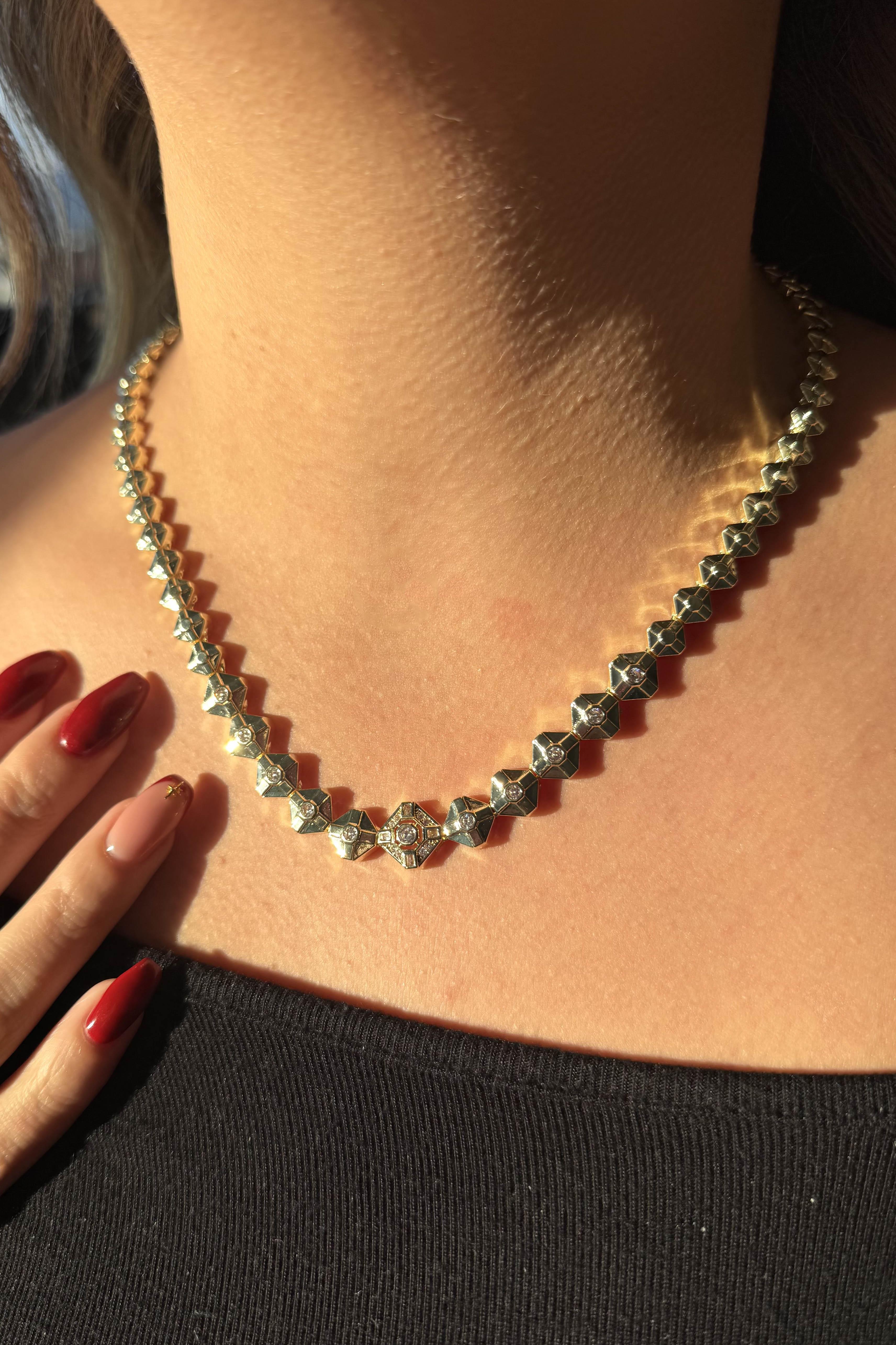 Altın Renk Taş Detaylı Altın Kaplama VİP Kolye