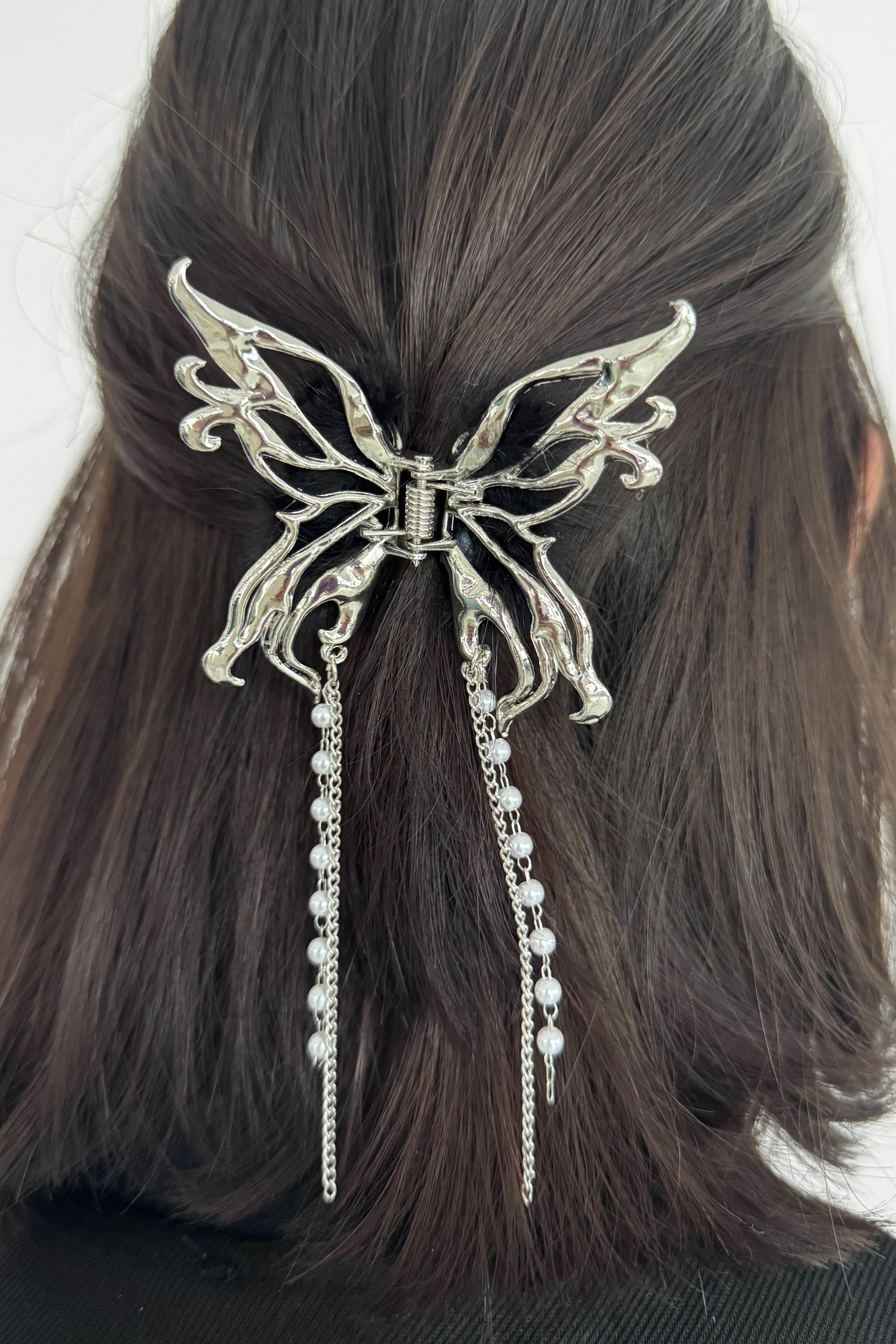 Gümüş Renk Tüy Ve İnci Detaylı Kelebek Figürlü Sallantılı Metal Mandal Toka