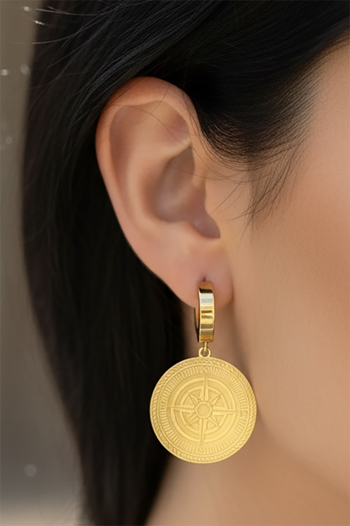 Altın Renk Pusula Figürlü Çelik Küpe (Çift)