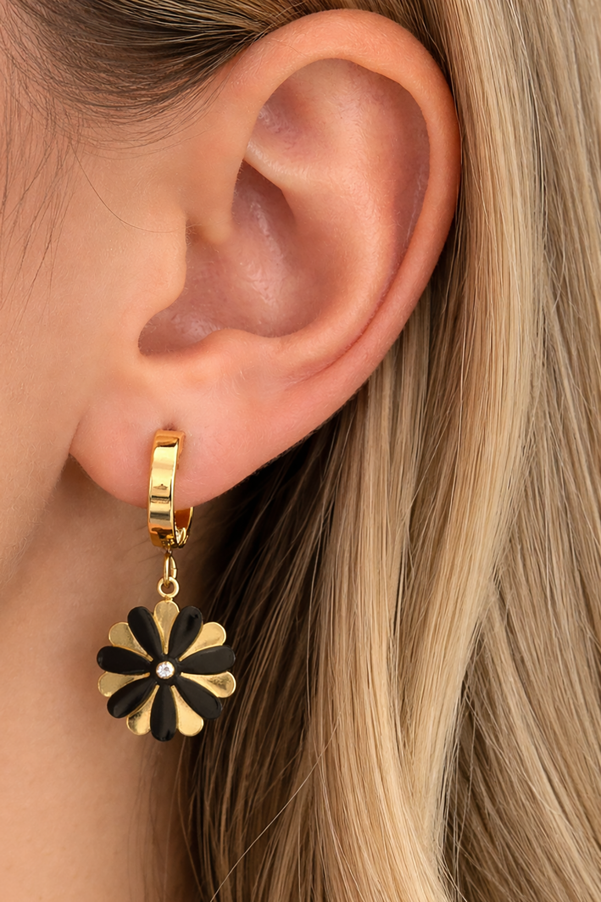 Altın Renk Çiçek Figürlü Çelik Küpe (Çift)