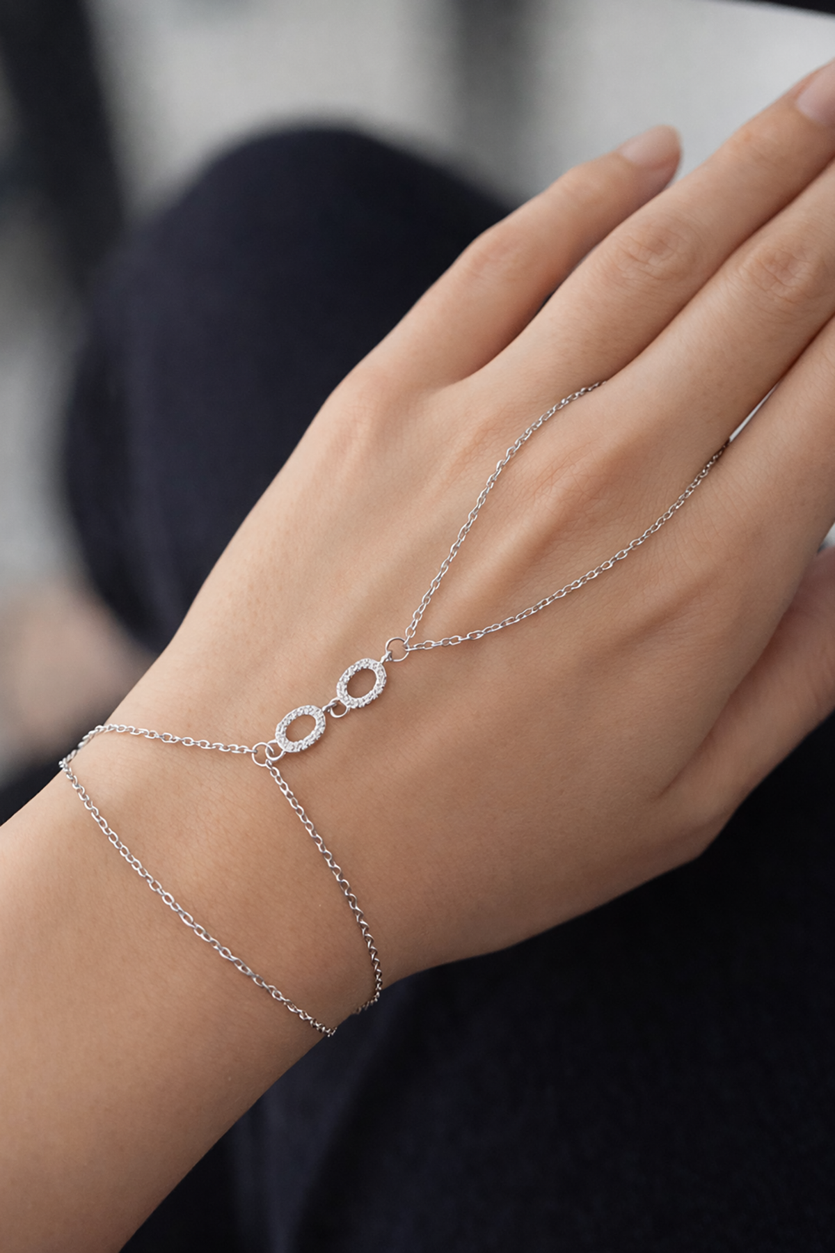 Gümüş Renk Taş Detaylı Çelik Şahmeran