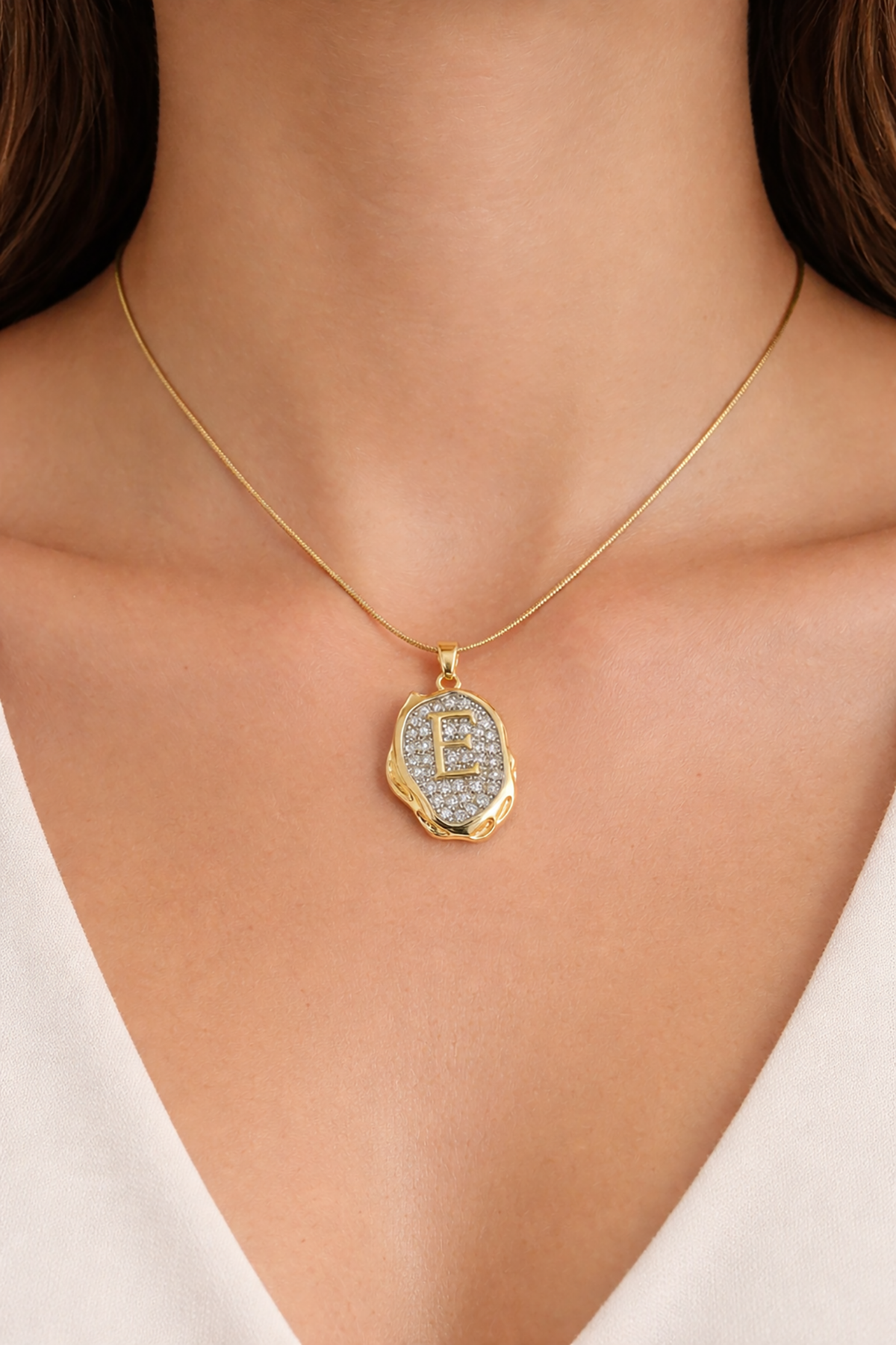 Altın Renk E Harf Taş Detaylı Çelik Kolye