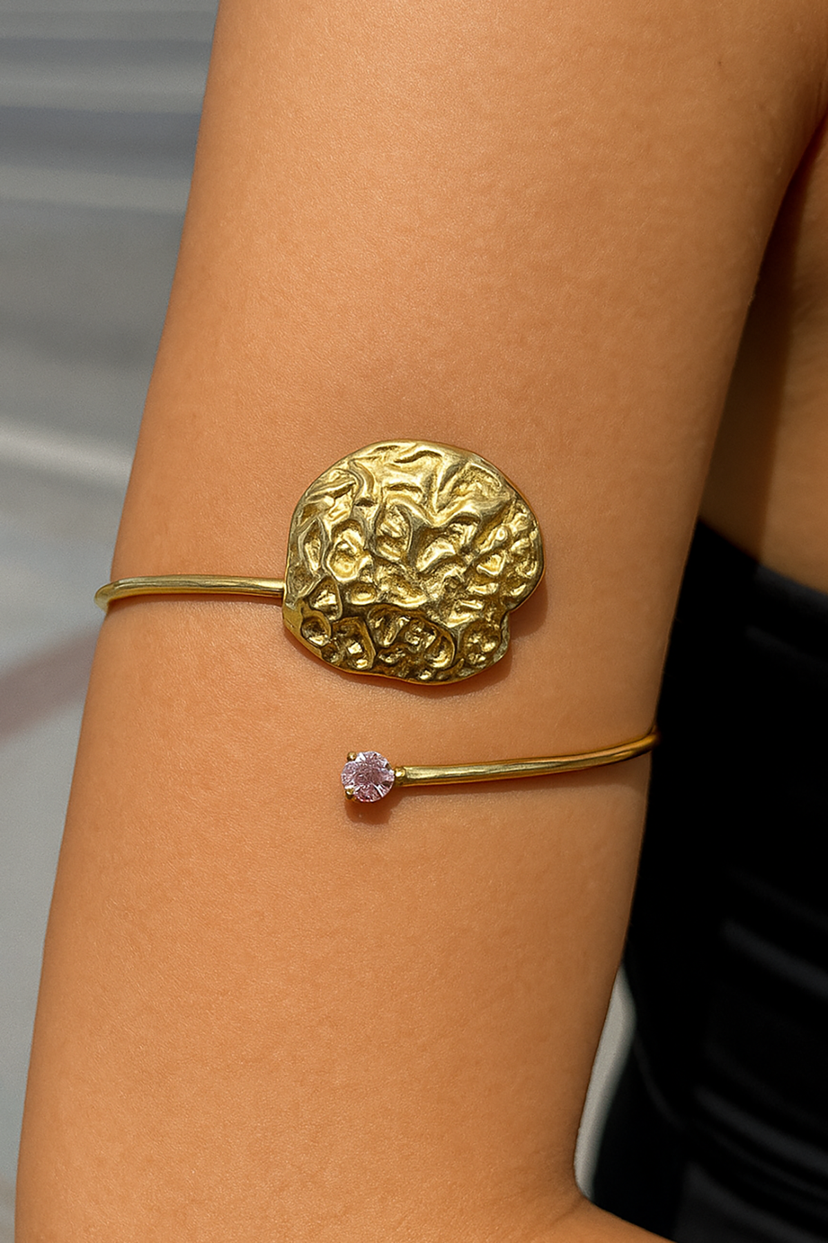 Altın Renk Taş Detaylı Tasarım Bileklik Kol Aksesuarı