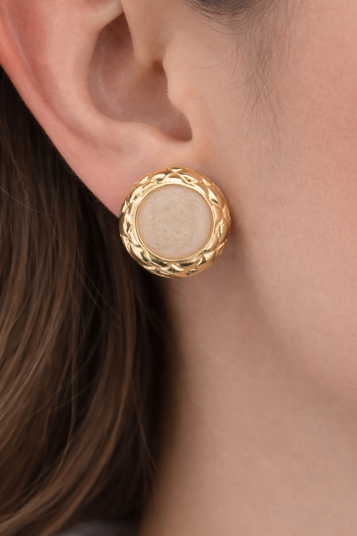 Altın Renk Krem Taş Detaylı Küpe (Çift)