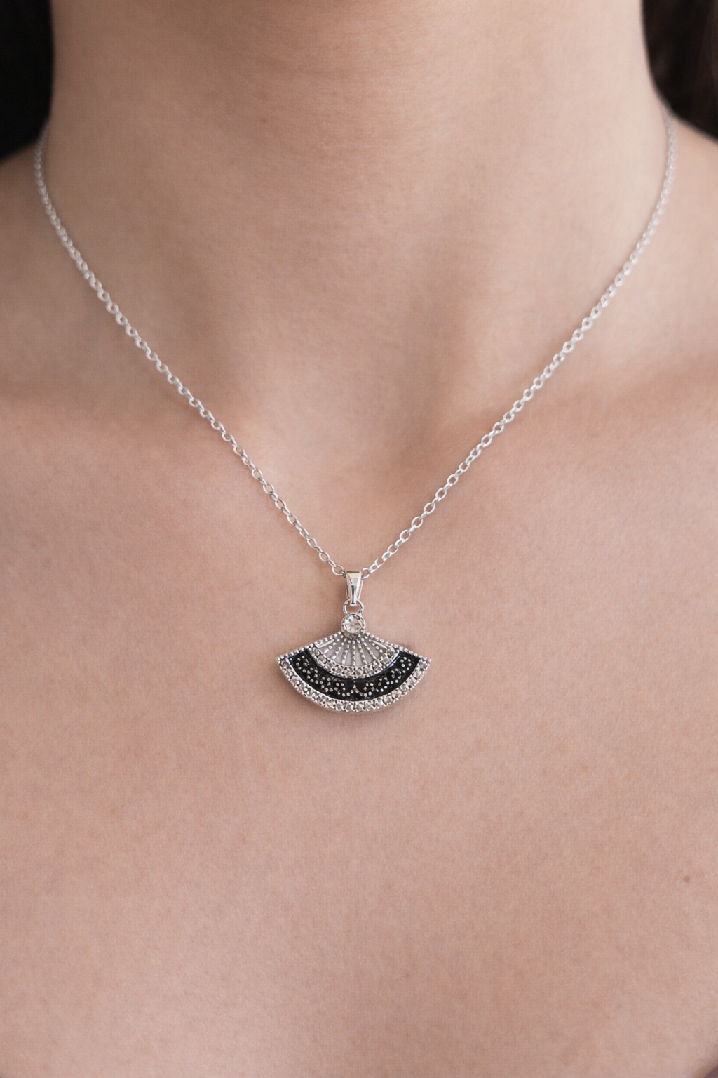 Gümüş Renk Yelpaze Figürlü Çelik Kolye