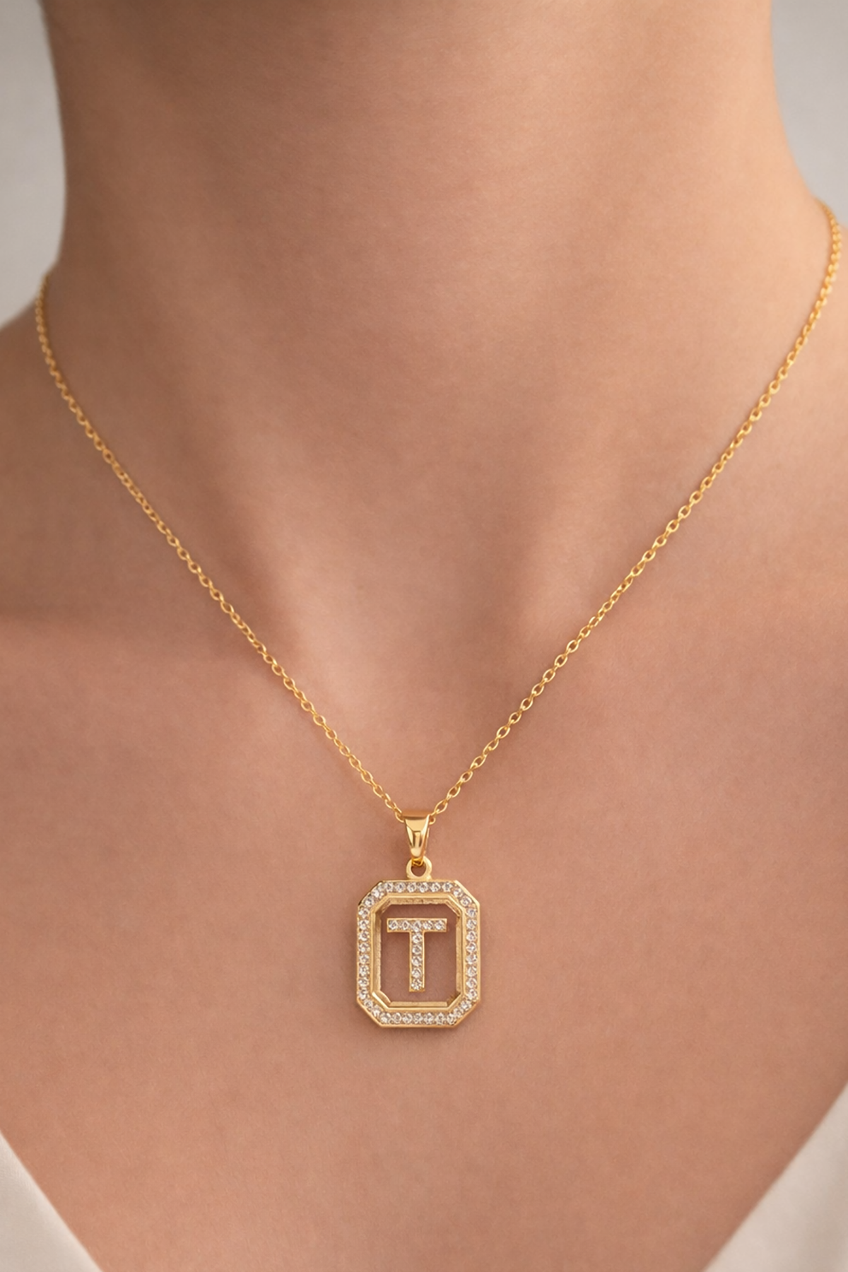 Altın Renk T Harf Taş Detaylı Çelik Kolye