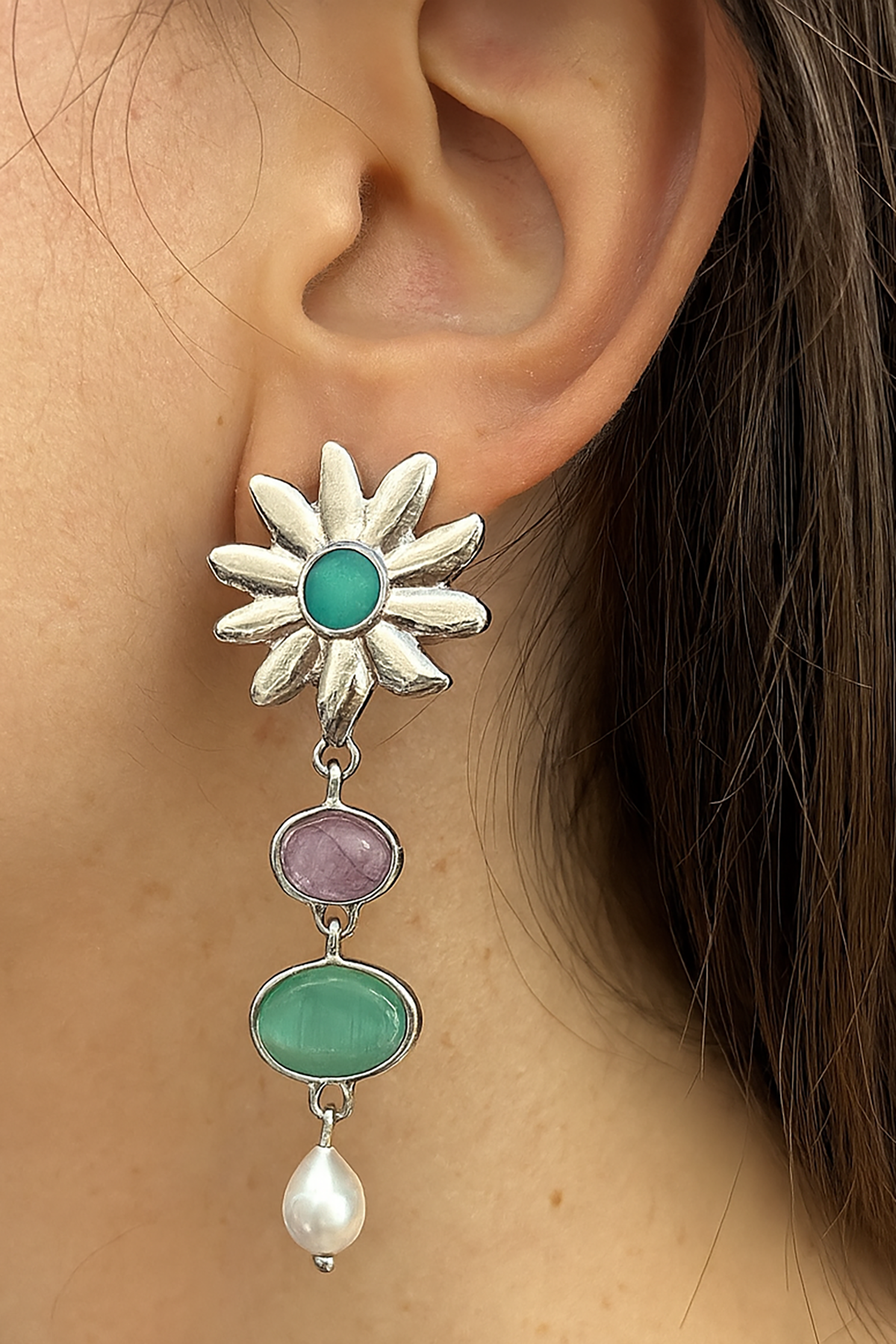 Gümüş Renk Çiçek Figürlü Taş Ve İnci Detaylı Küpe (Çift)