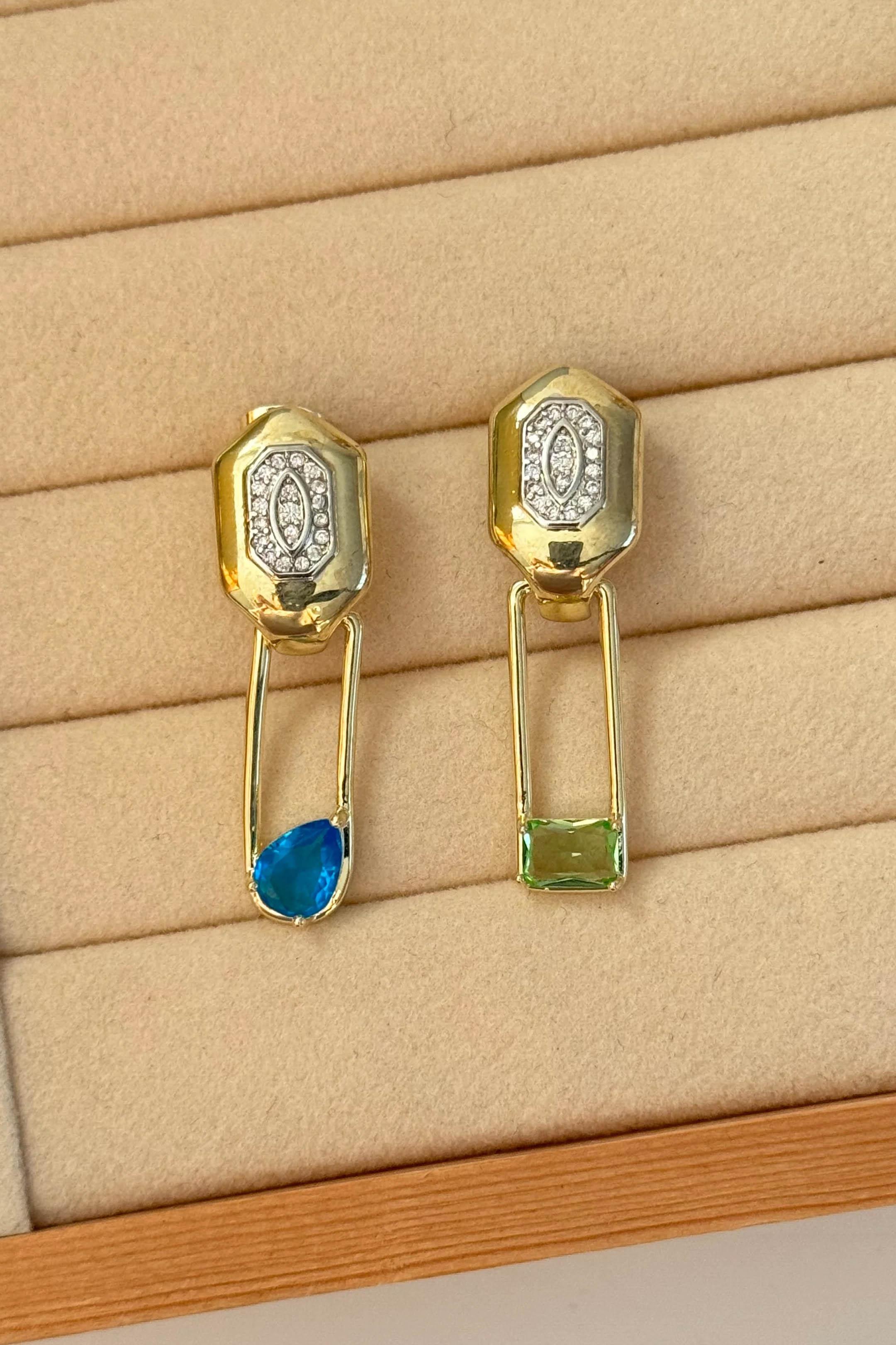 Altın Renk Taş Detaylı Tasarım Küpe (Çift)