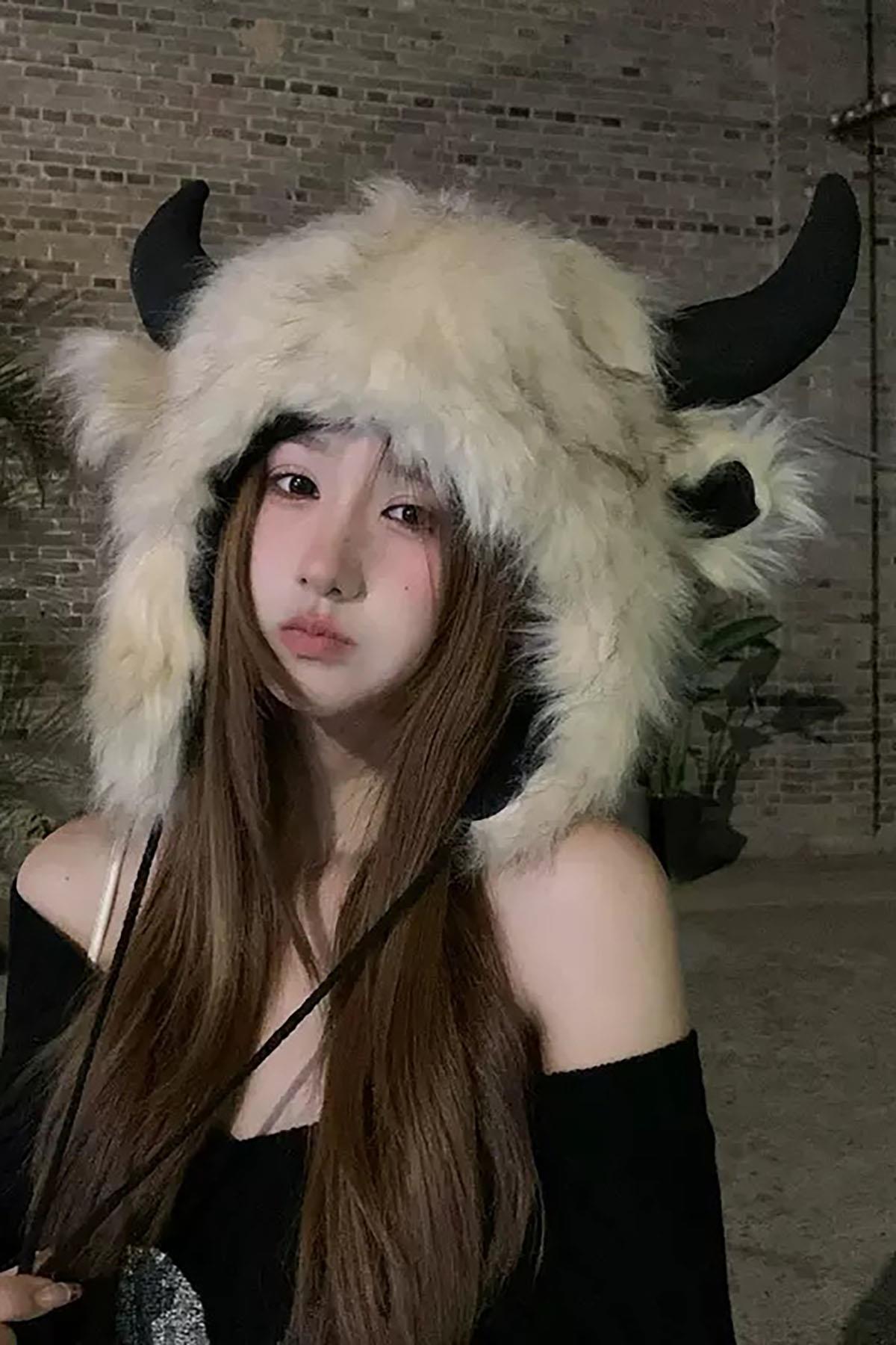 Krem Renk Boynuz Detaylı Peluş Şapka