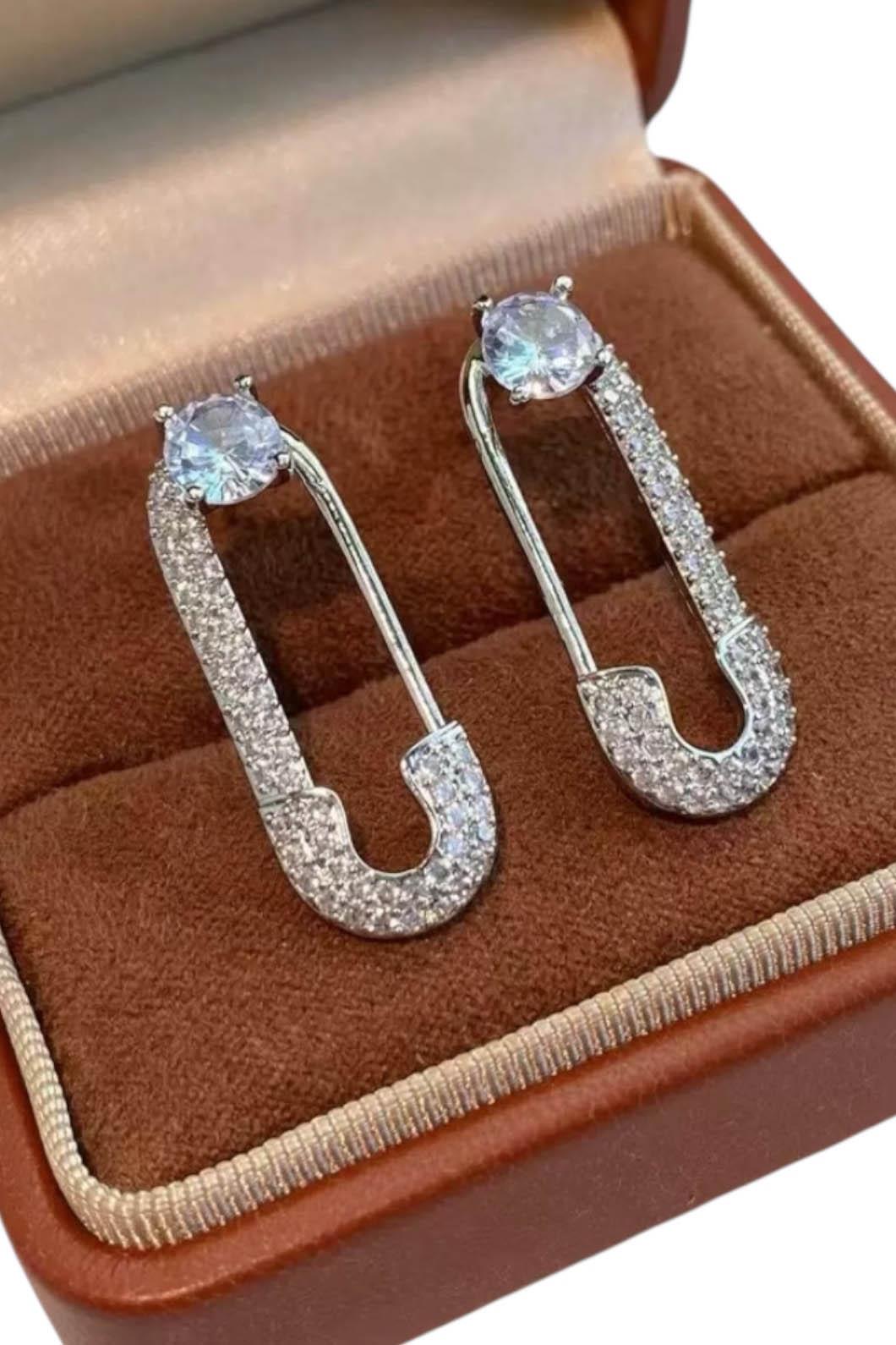 Gümüş Renk Kilit Figürlü Taş Detaylı Küpe (Çift)