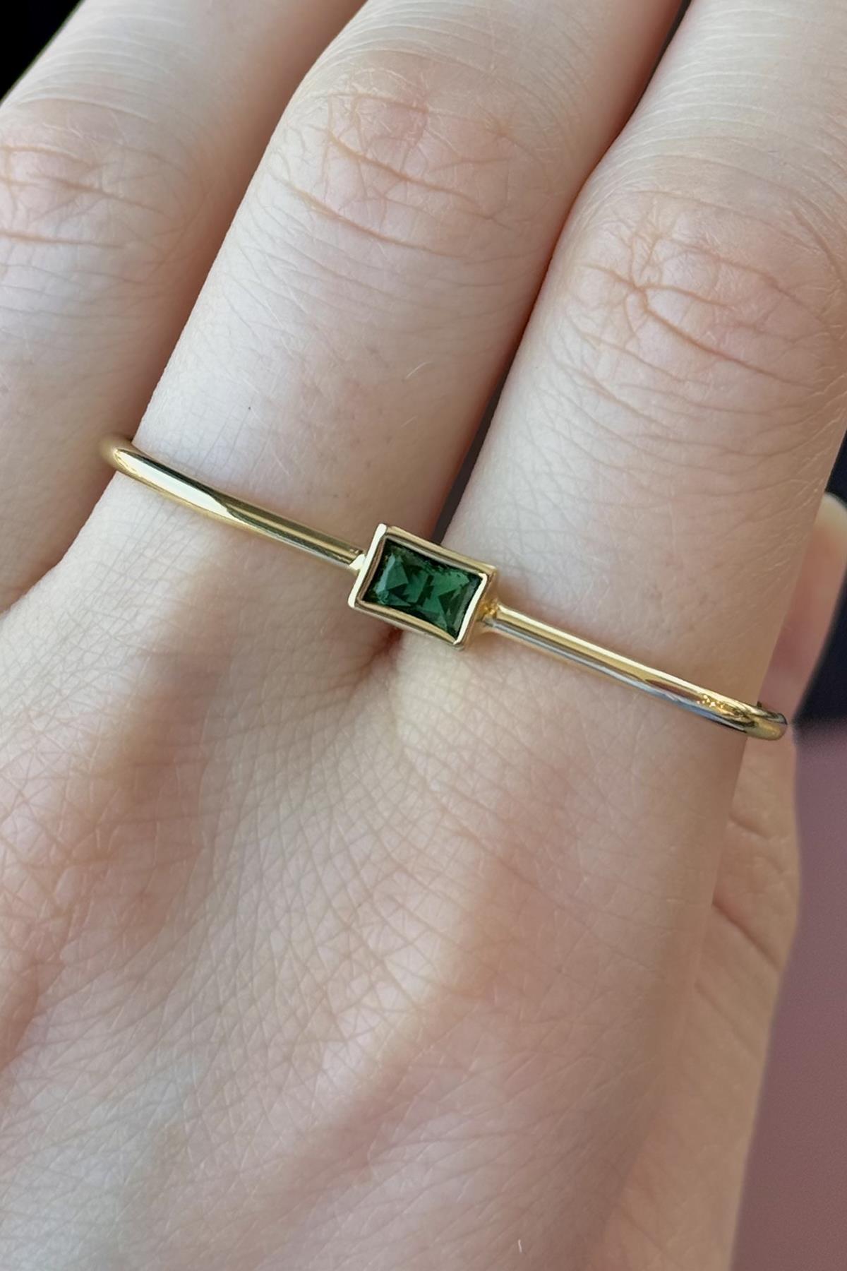 Altın Renk Yeşil Taş Detaylı İki Parmak Tasarım Yüzük