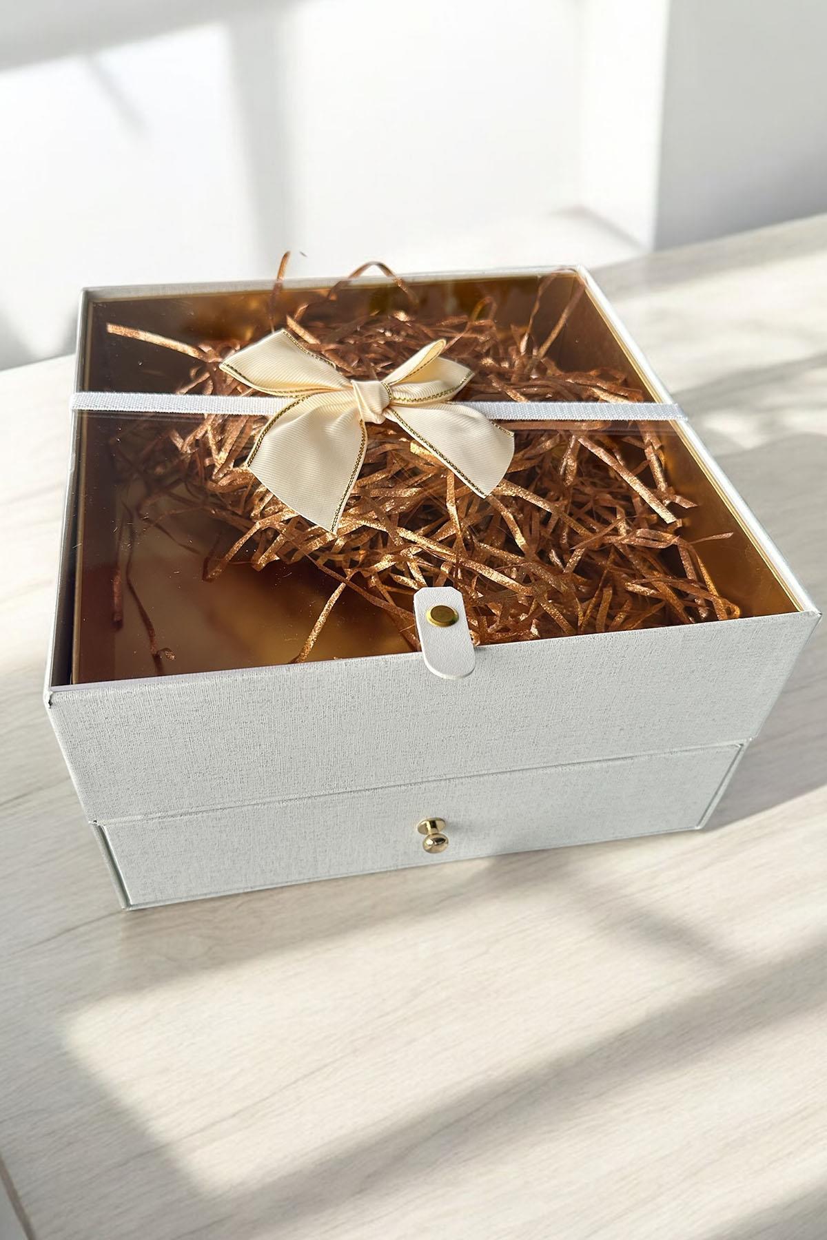 Beyaz Renk Çekmece Detaylı Hediye Kutusu