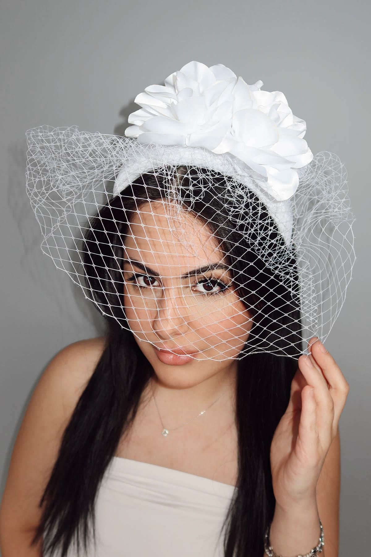 Beyaz Renk Çiçek Detaylı Saç Aksesuarı/ Nikah Düğün Gelin Taç