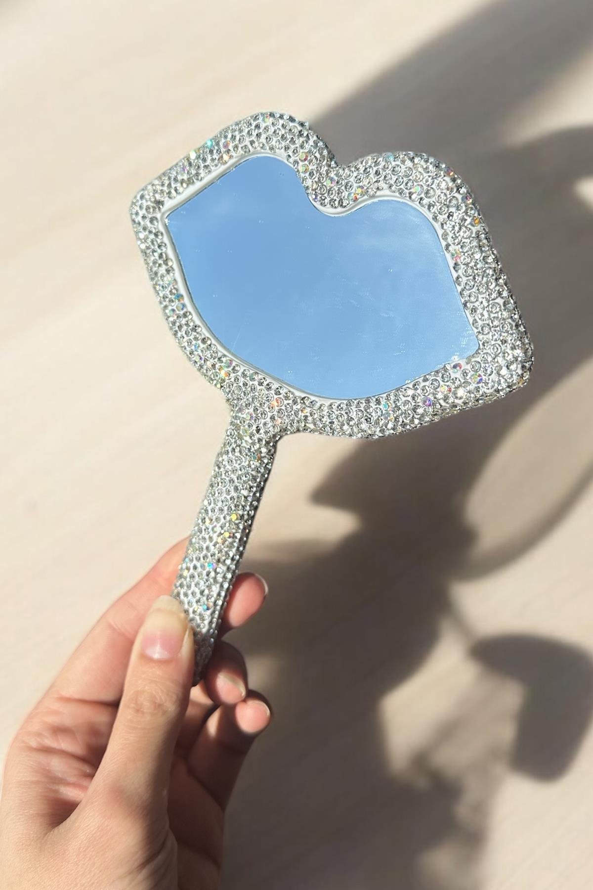 Beyaz Renk Dudak Figürlü Taş Detaylı El Aynası