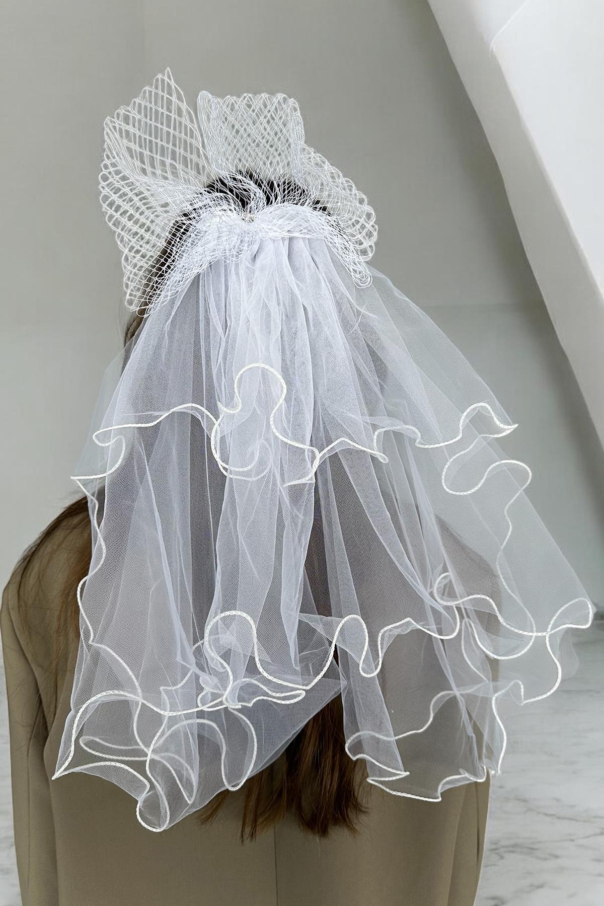 Beyaz Renk Duvak Detaylı Pens Toka