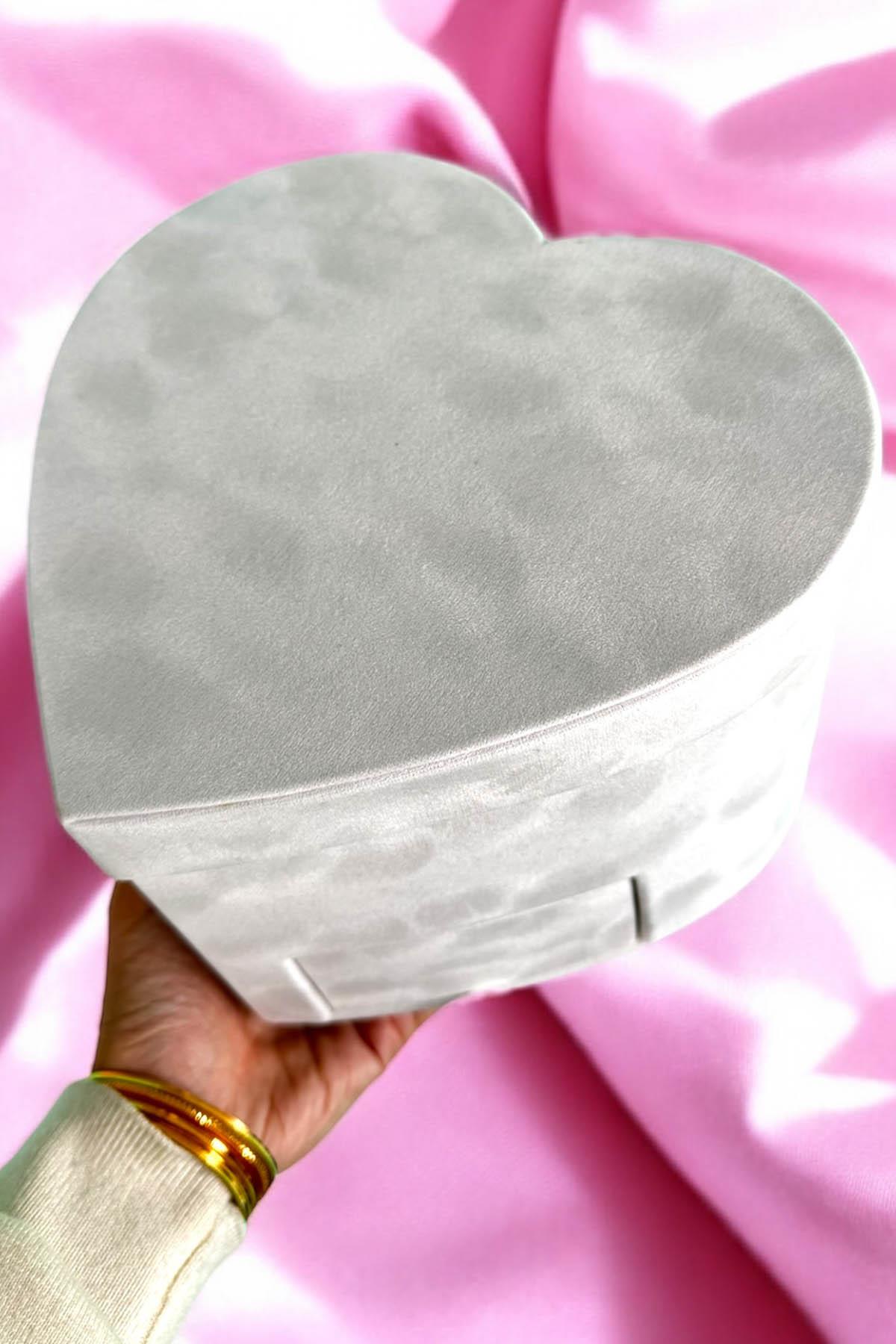 Beyaz Renk Kalp Figürlü Çekmece Detaylı Kadife Hediye Kutusu