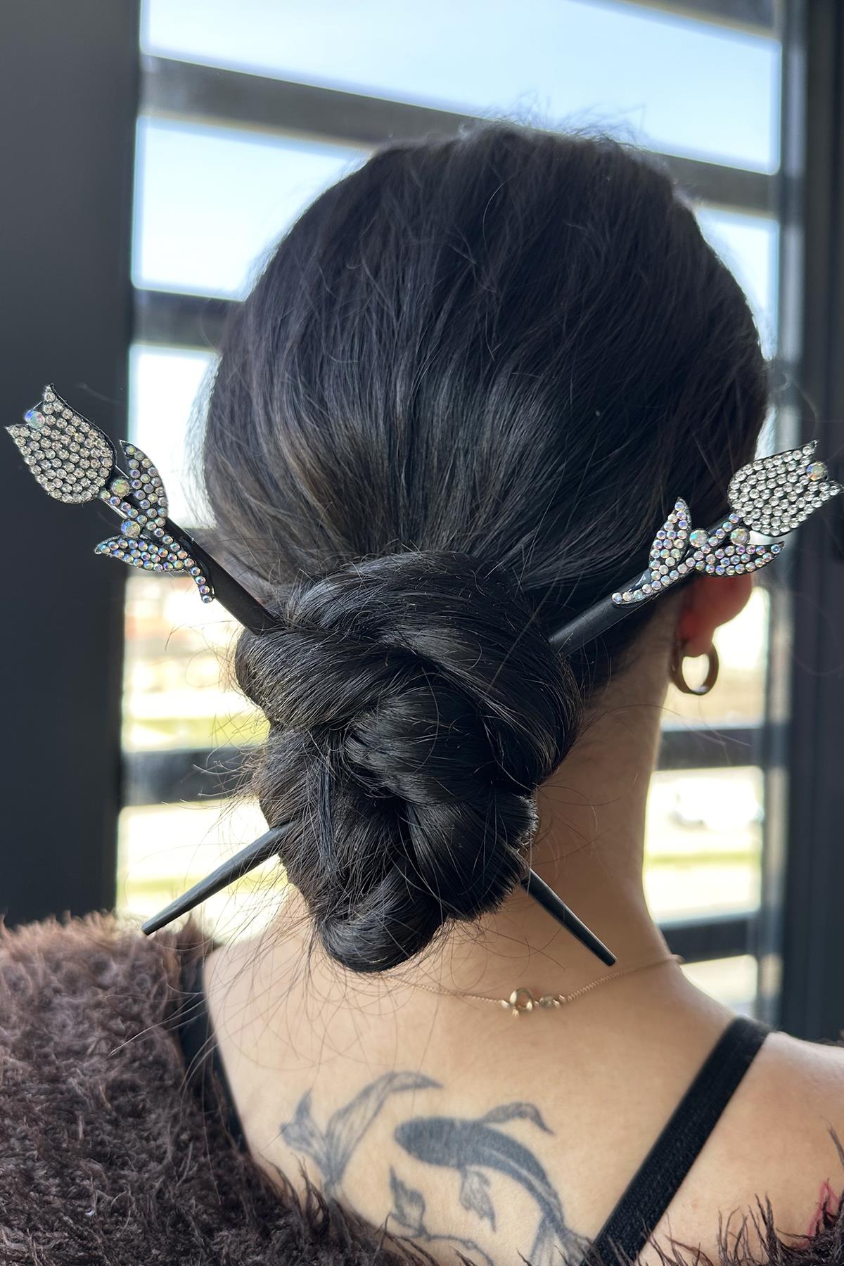 Beyaz Renk Lale Figürlü Taş Detaylı Topuz Tokası/ Kalemi