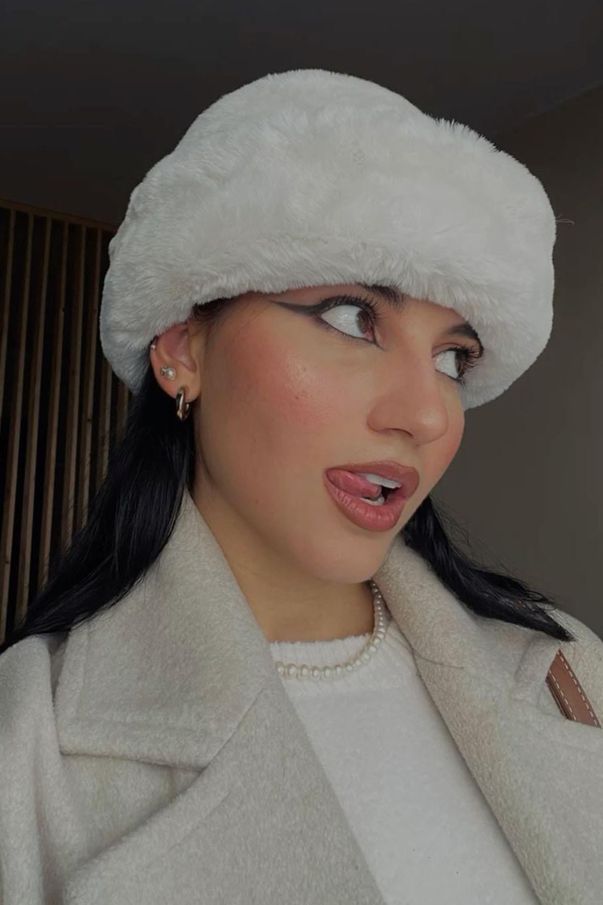 Beyaz Renk Peluş Şapka